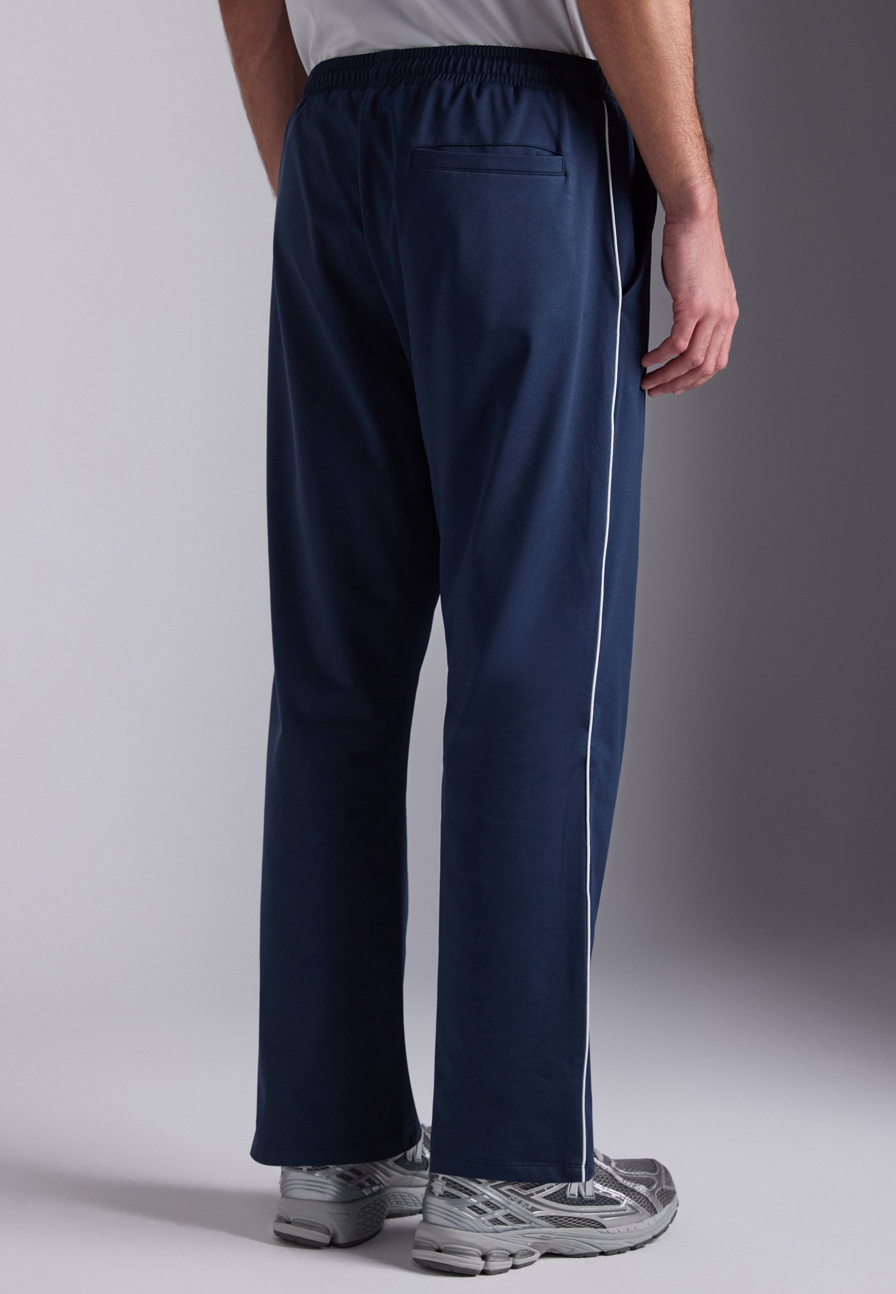 Pier One Sport Trainingsanzug mit Kordelzug in regulärer Passform – Trainingshose – dunkelblau
