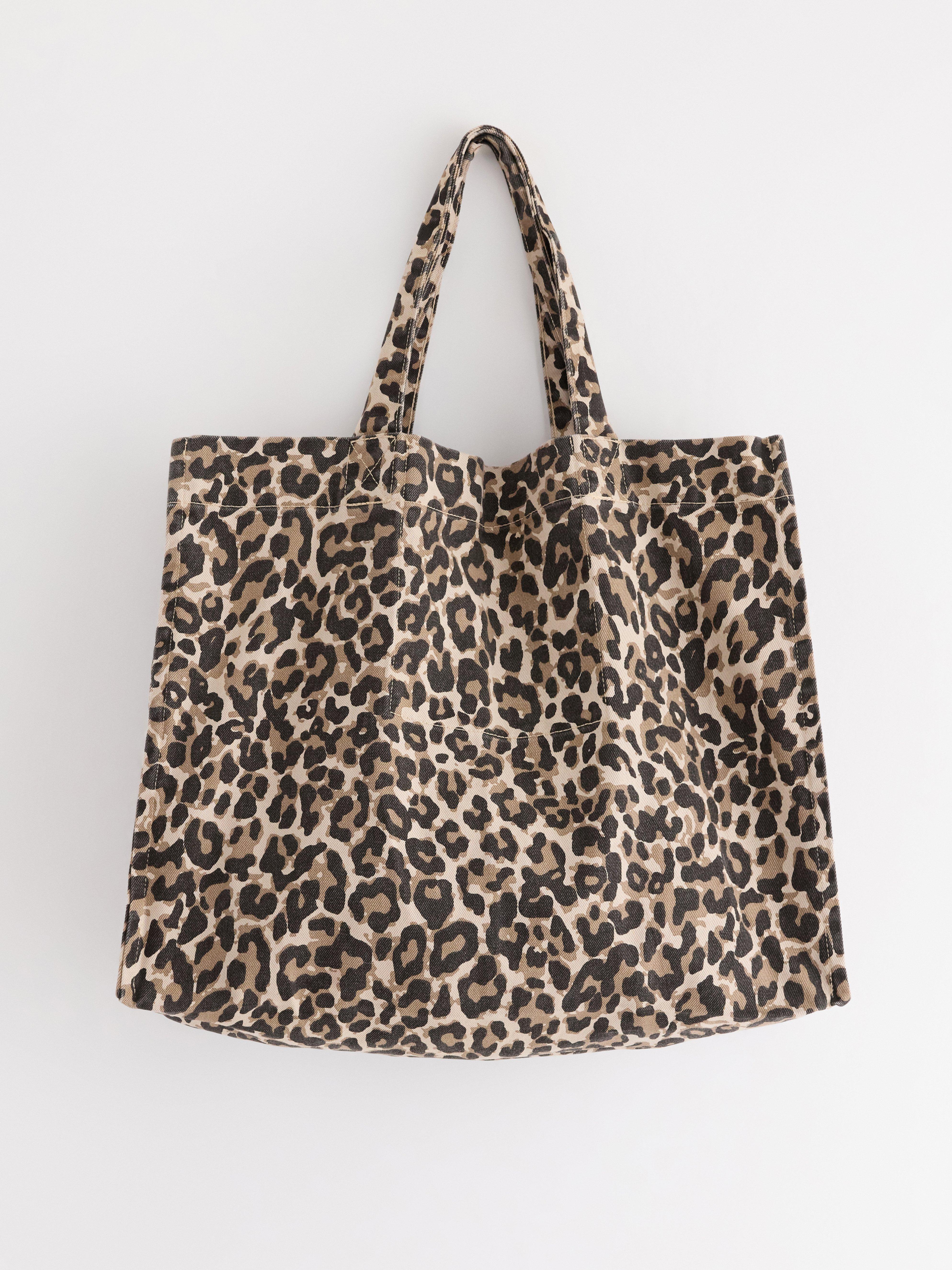 Bolso de compras con estampado de leopardo color beige.