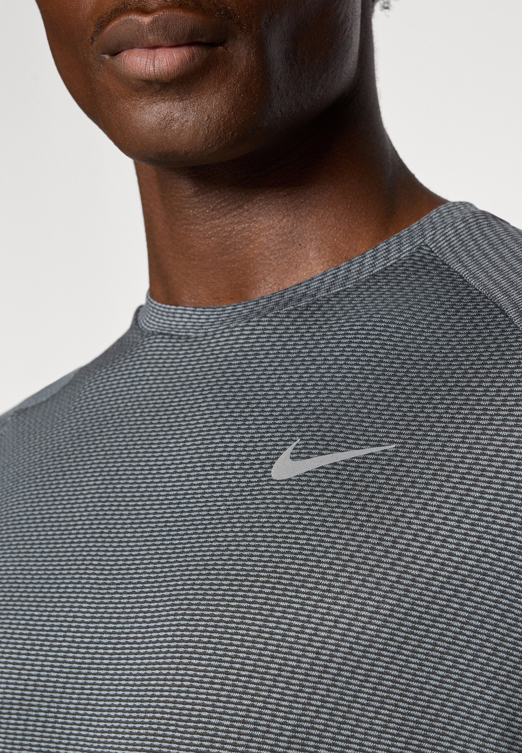 Nike Performance STRIDE - Sport T-shirt - zwart/reflecterend zilverkleurig