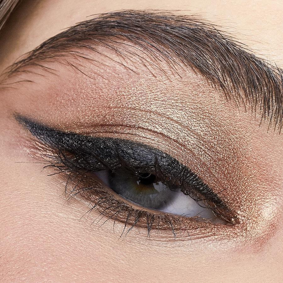 Paleta sjenila za oči elf Cosmetics u praktičnim veličinama porcija – 3,5 g