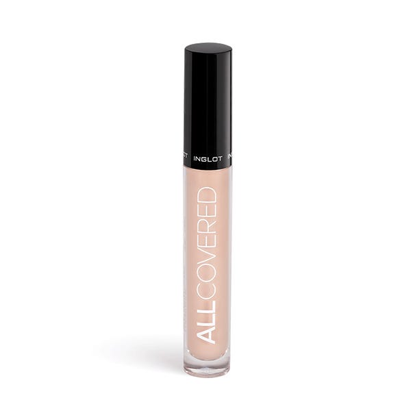 Alt dækket under øjnene concealer
