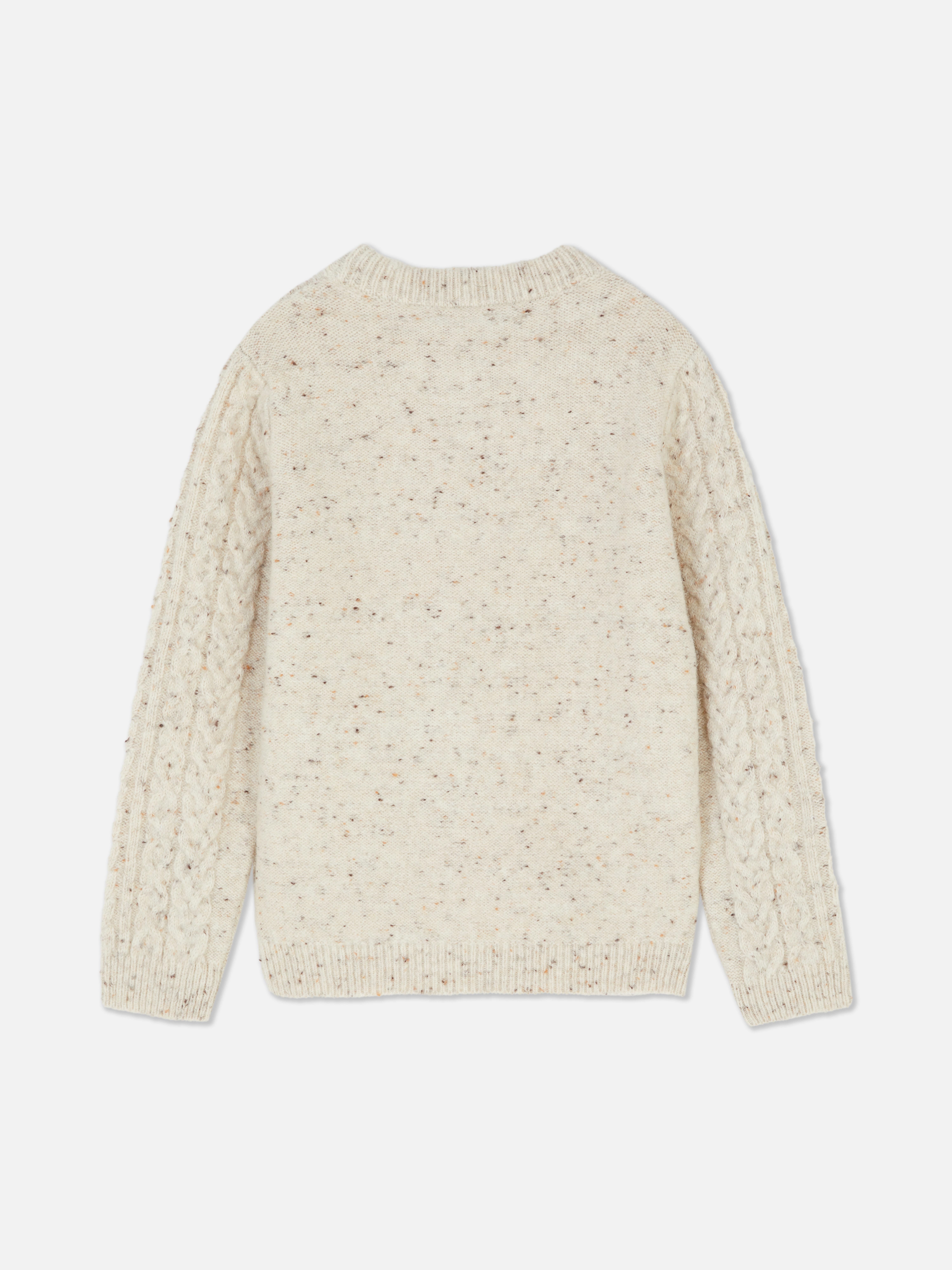 Zopfstrickpullover Ein Zopfstrickpullover mit Rundhalsausschnitt, langen Ärmeln mit Bündchen und geripptem Saum