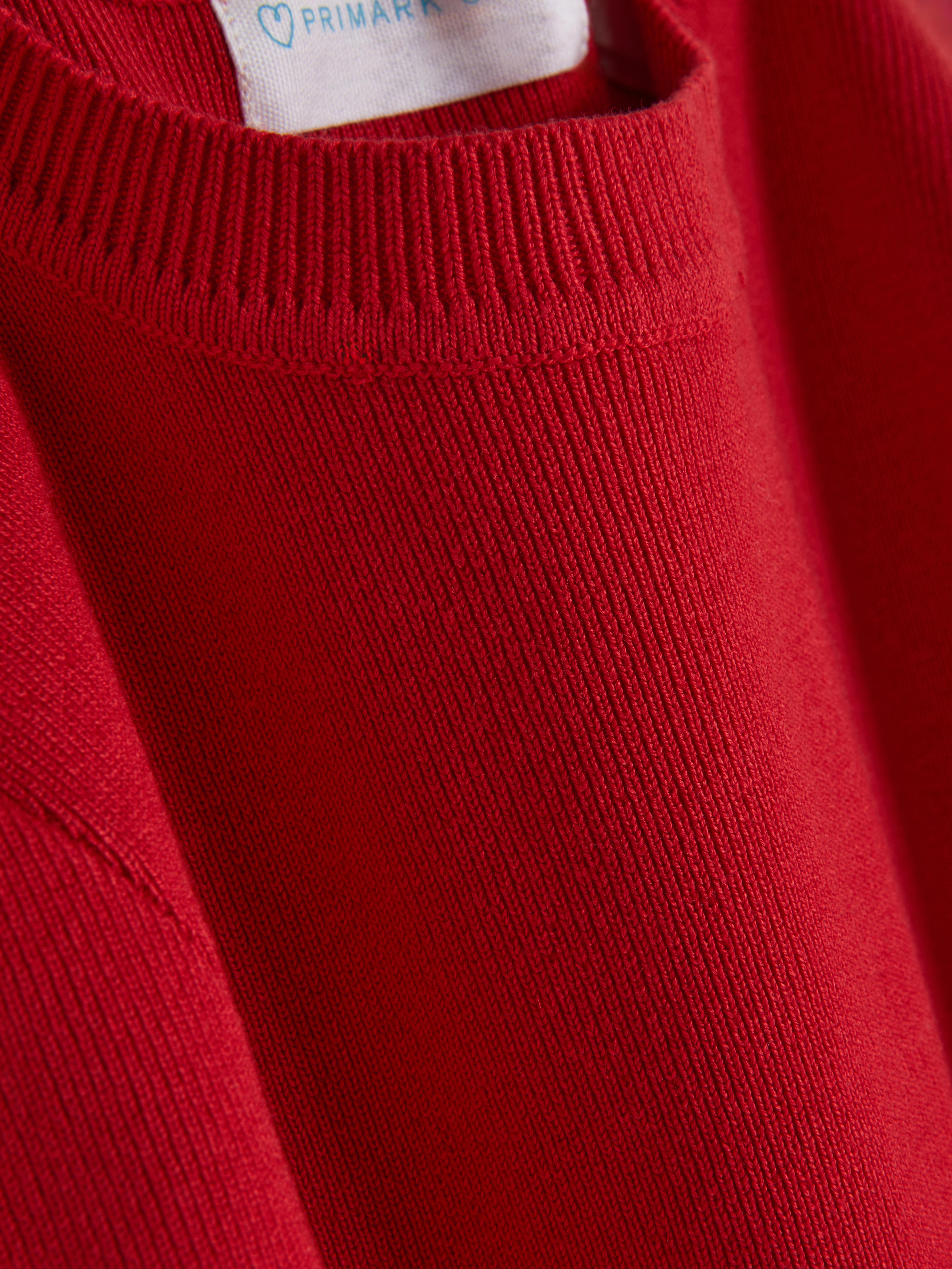 Stricktop mit Rundhalsausschnitt. Dieses fein gestrickte T-Shirt-Top hat einen Rundhalsausschnitt und kurze Ärmel.