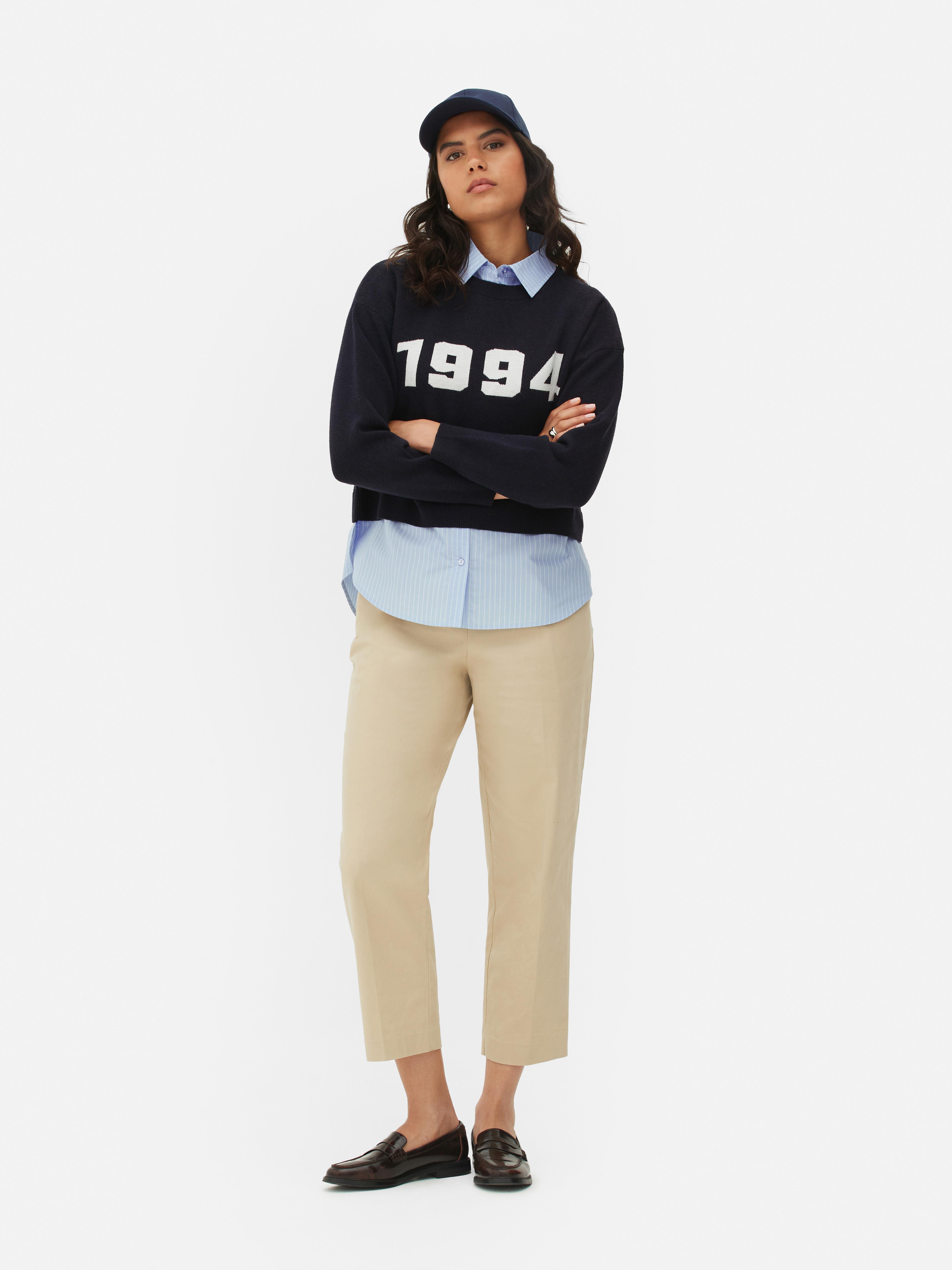Zweiteiliges Strickset aus Pullover mit Aufdruck und Shirt. Ergänzen Sie Ihre Garderobe mit diesem kuscheligen Duo aus Pullover mit Aufdruck und Shirt.