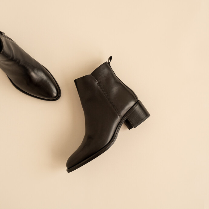 Bottines à talons et bouts pointus  en cuir noir