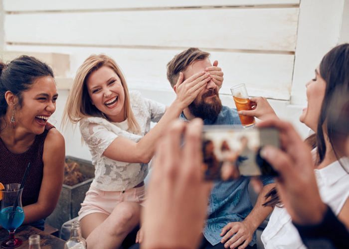 O Jogo do Rei - A brincadeira que antecede o jantar e coroará sua noite de risadas e bebidas!