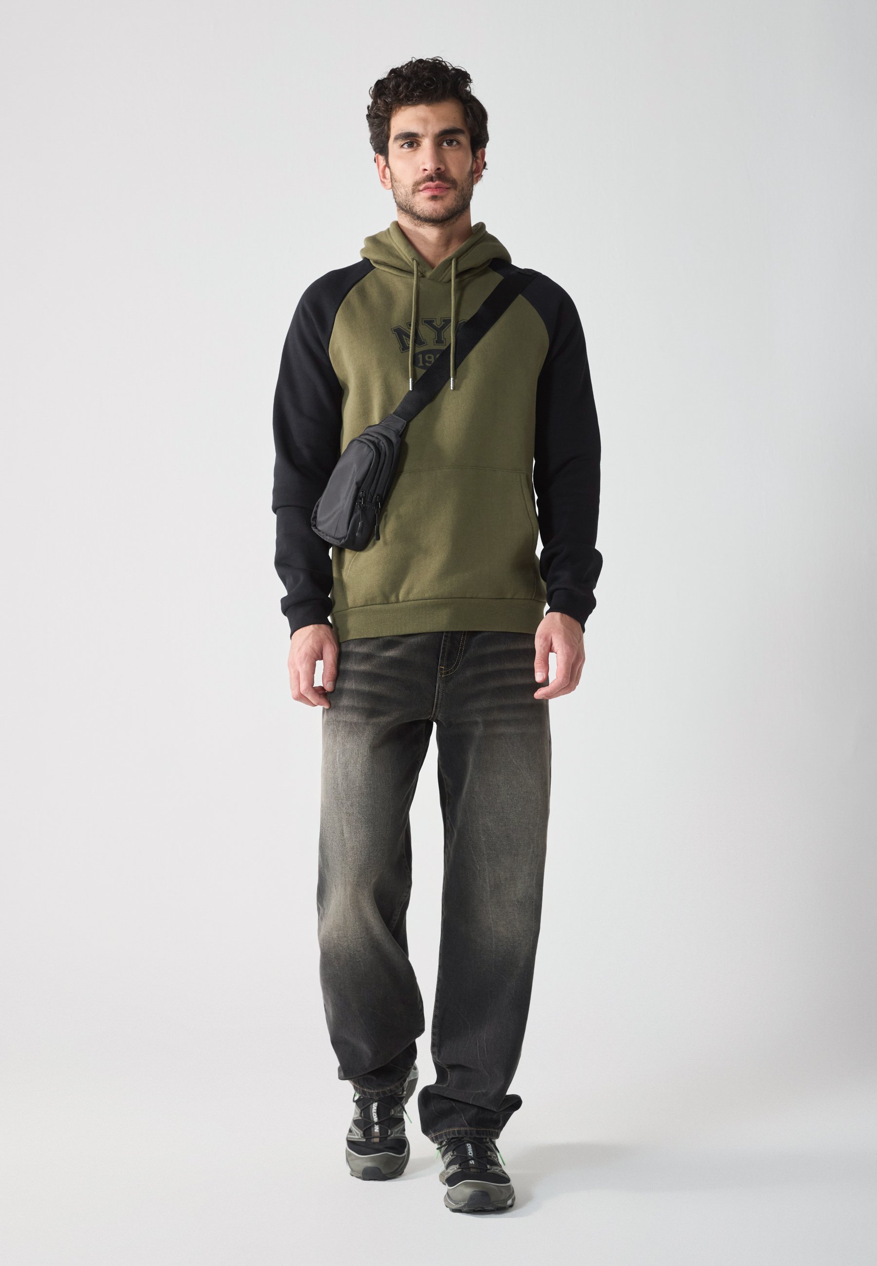 Felpa con cappuccio Pier One - verde oliva scuro/nero intenso
