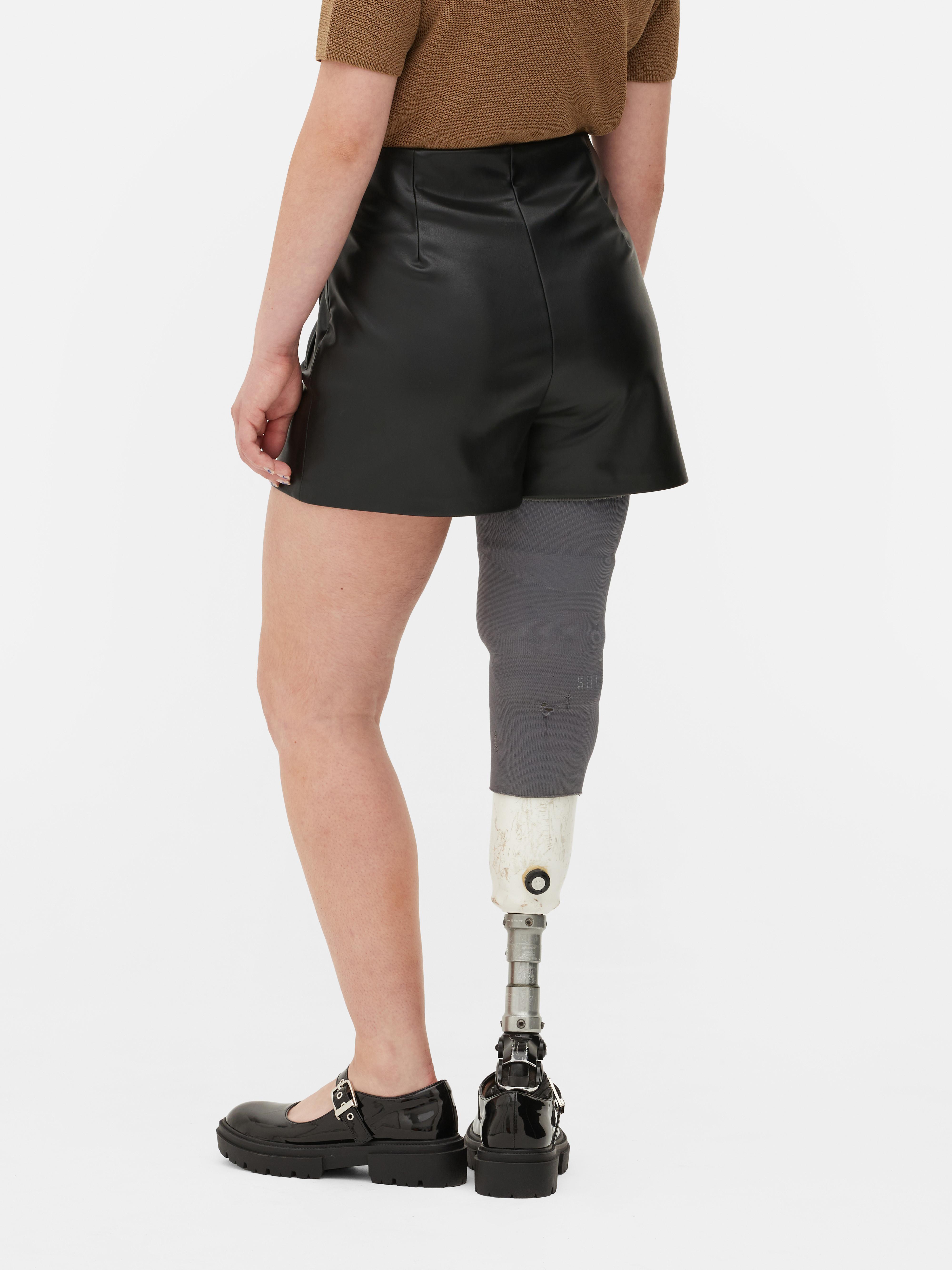 Pantaloni scurți din piele ecologică Pantaloni scurți strâmți din piele ecologică cu panouri modelatoare și buzunare laterale