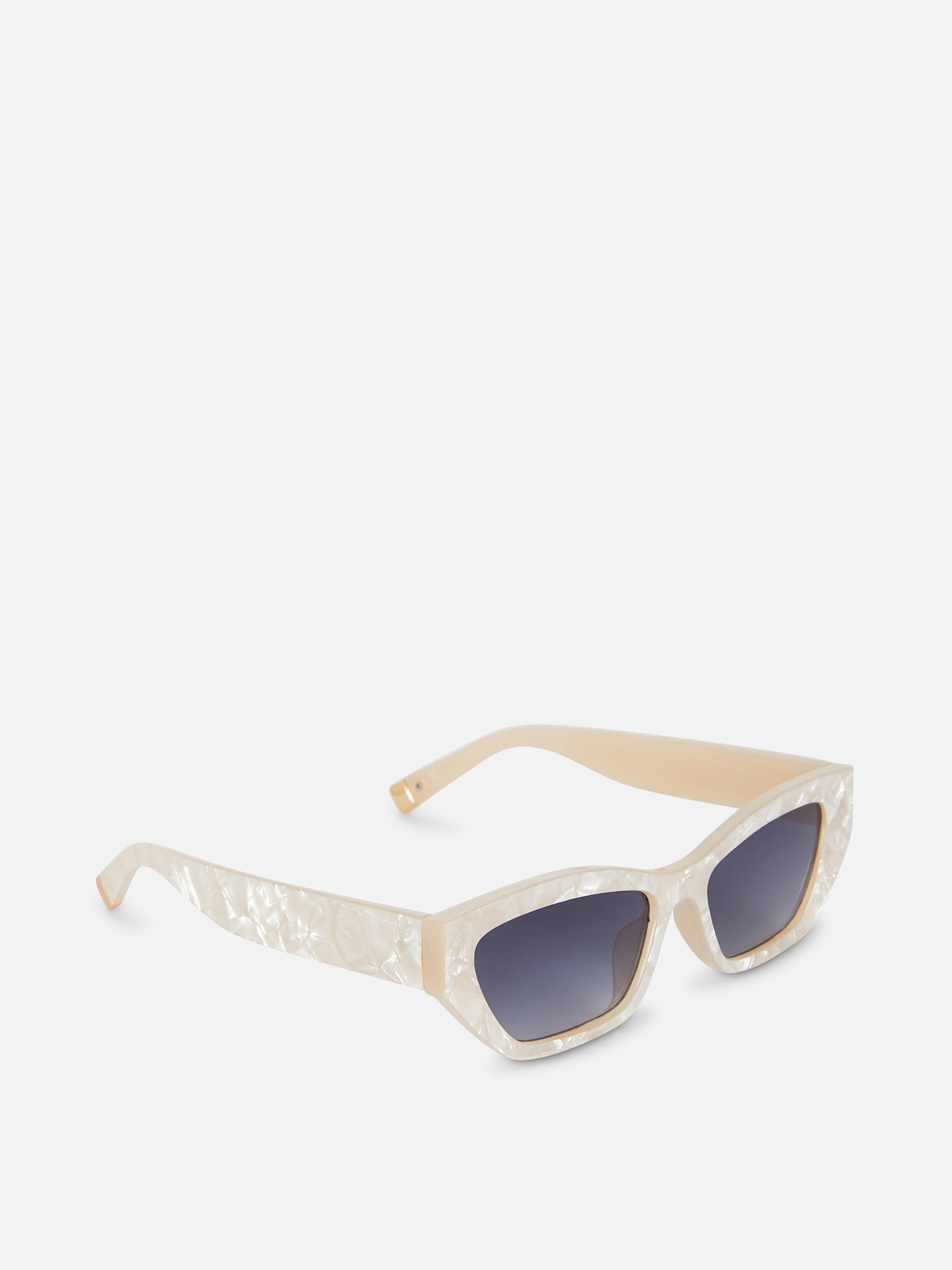 Ochelari de soare cu ramă dreptunghiulară cat-eye. Ochelari de soare strălucitori cu lentile colorate și formă retro cat-eye.