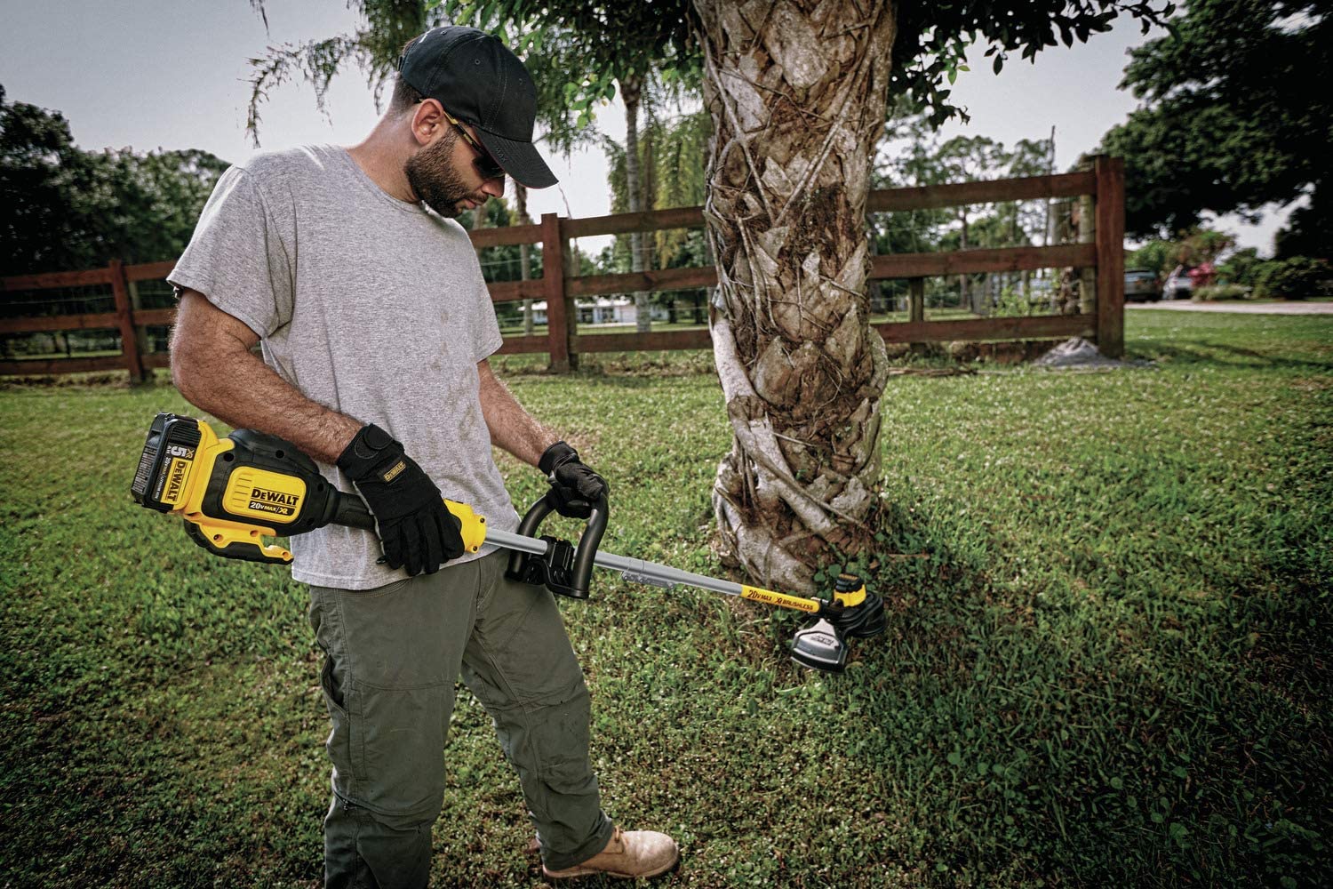 DEWALT 20V MAX børsteløs trimmer, 5Ah batteri, 13 tommer (DCST920P1)