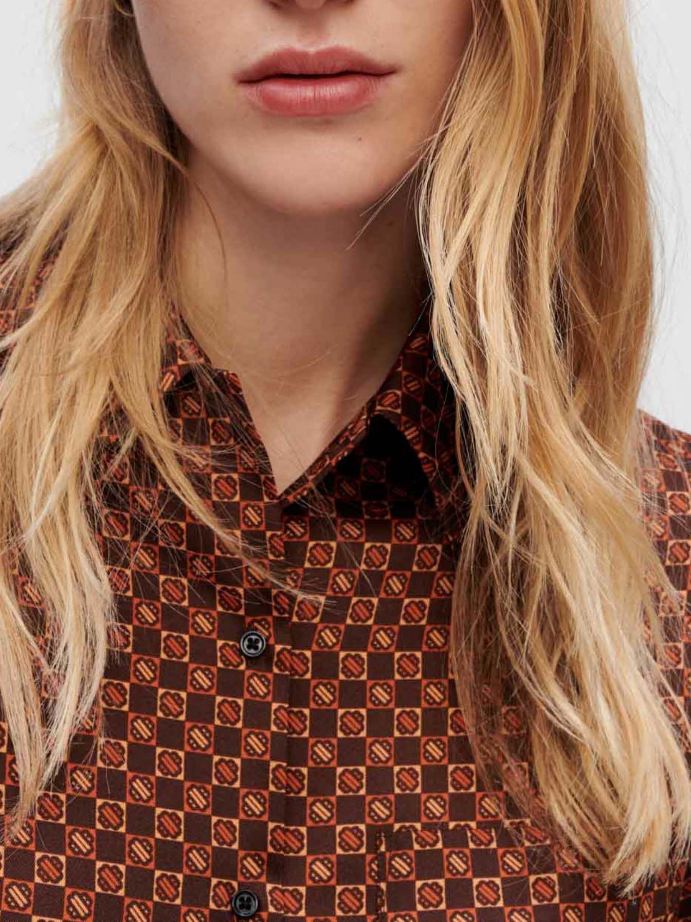 Satijnen shirt met mini-klaverprint.