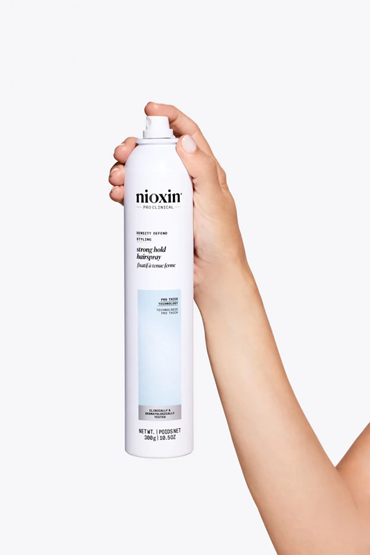 Spray de fixação forte Nioxin Density Defend Styling para um volume perfeito
