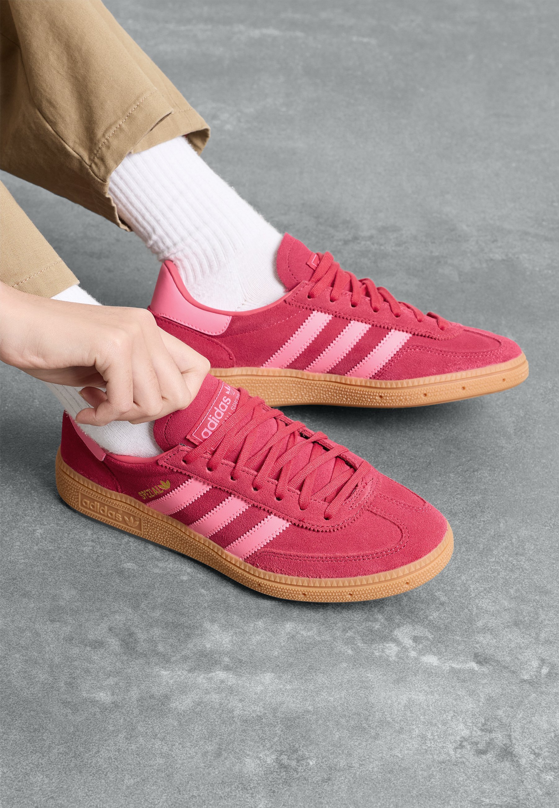 adidas Originals HANDBALL SPEZIAL UNISEX - Sneakers laag - ruby red/lucid pink/gum
