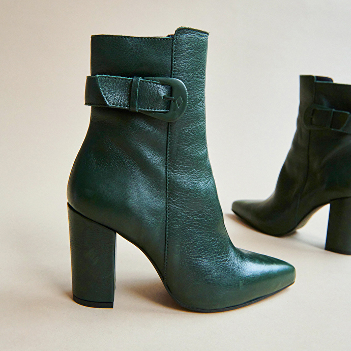 Bottines à bouts pointus et boucles  en cuir vert sapin