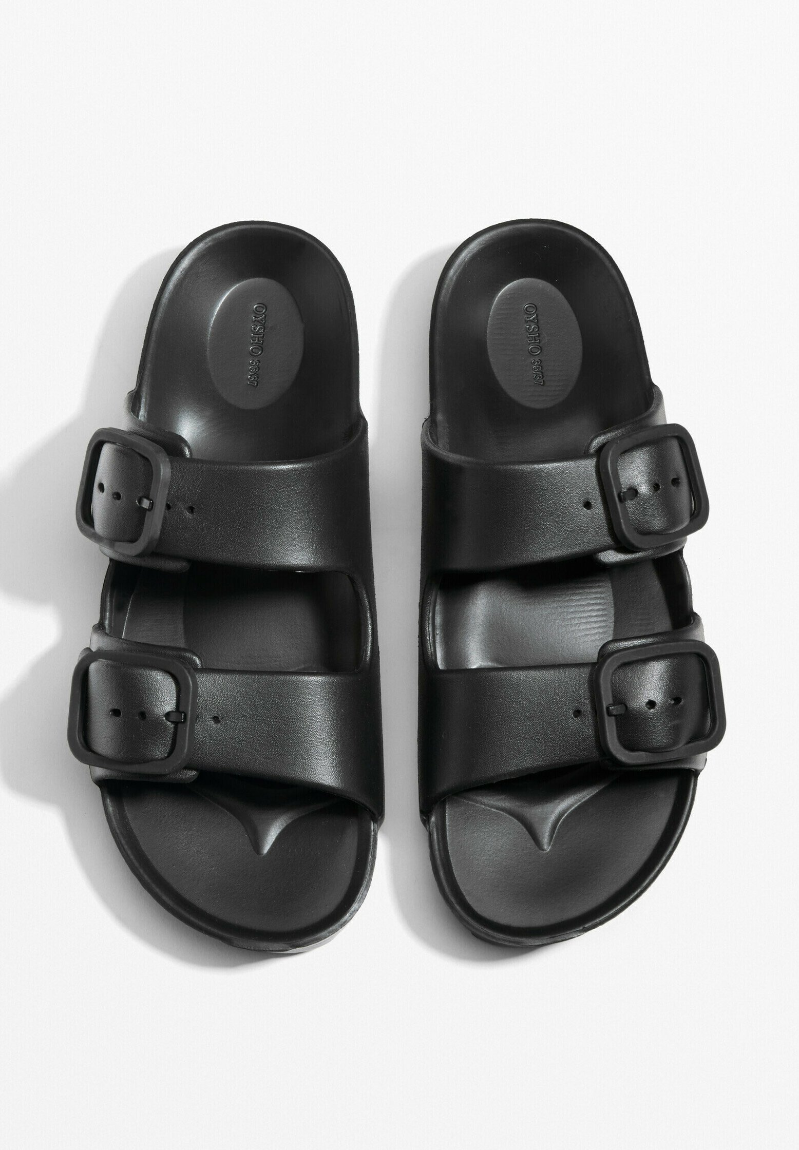 OYSHO BUCKLED - Sandales de piscine - noires