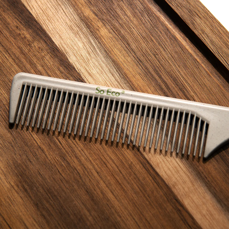 Hrebeň So Eco Biodegradable Tail Comb je kompostovateľný hrebeň na uhladenie vlasov pri zachovaní objemu.