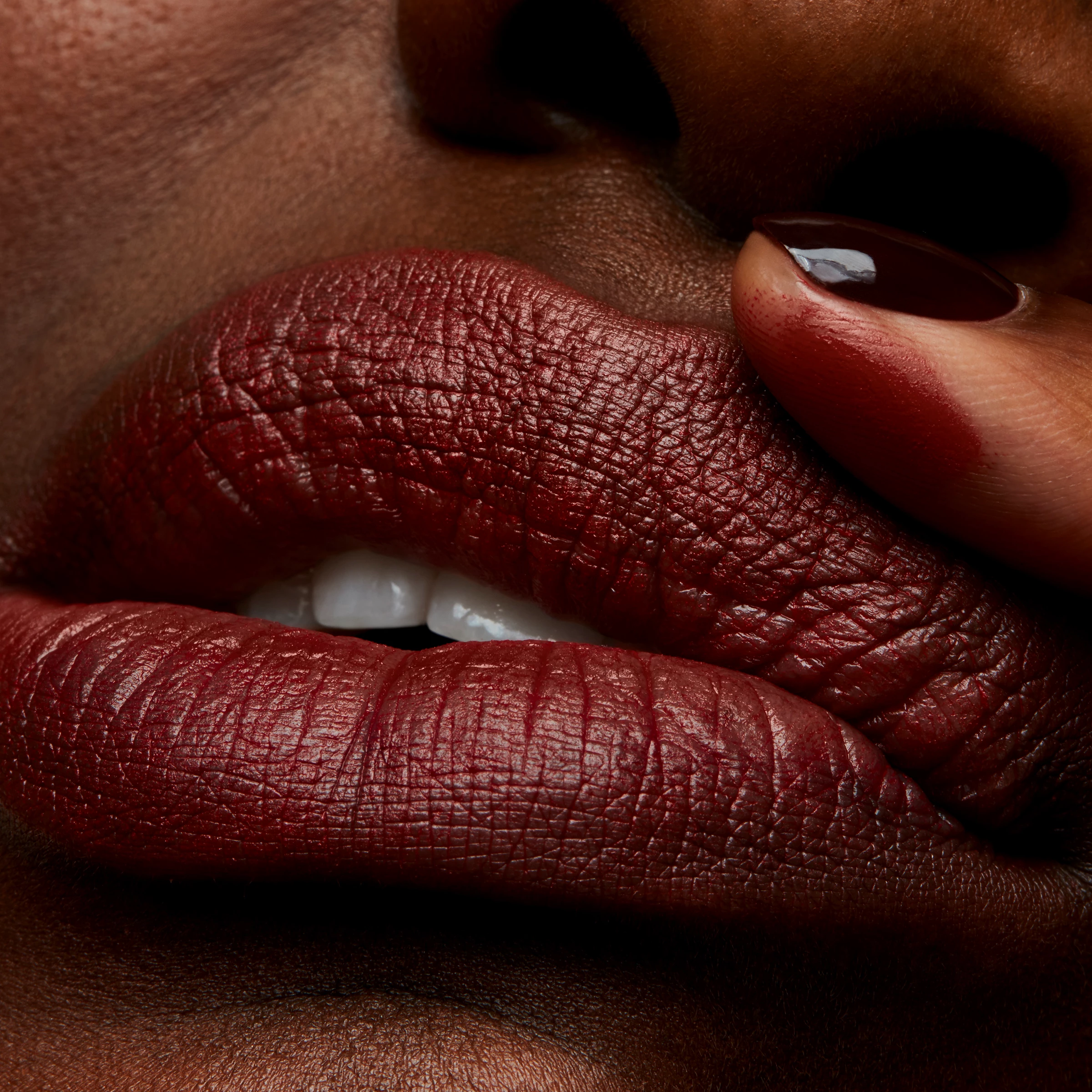 Ruž za usne Powder Kiss posvećen čiliju - MAC
