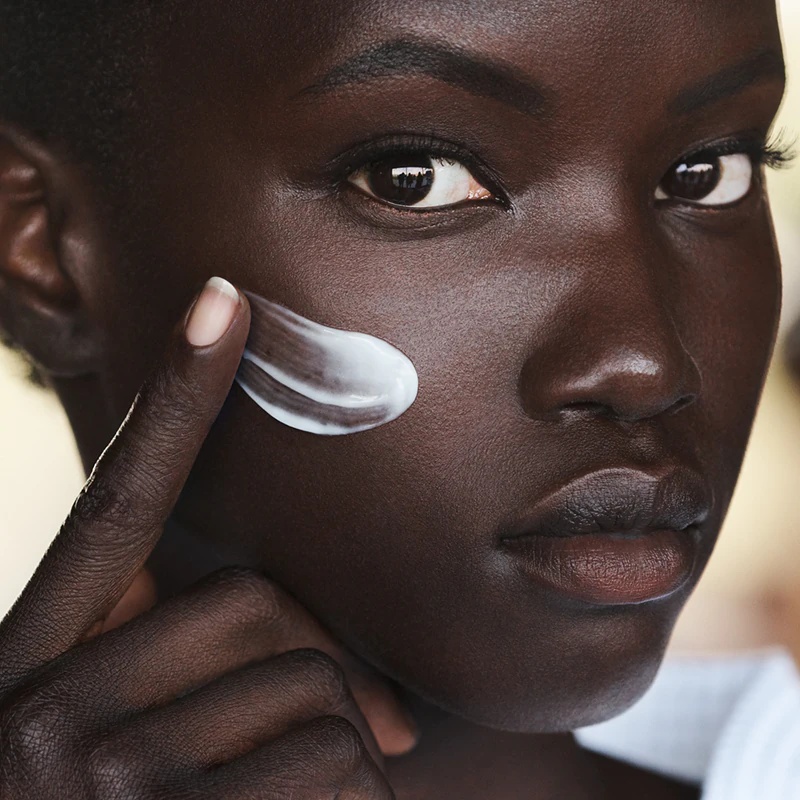 „Estée Lauder DayWear Multi-Protection Anti-Oxidant 24H-Moisture Creme“ – apsauginis dieninis kremas normaliai ir mišriai odai.