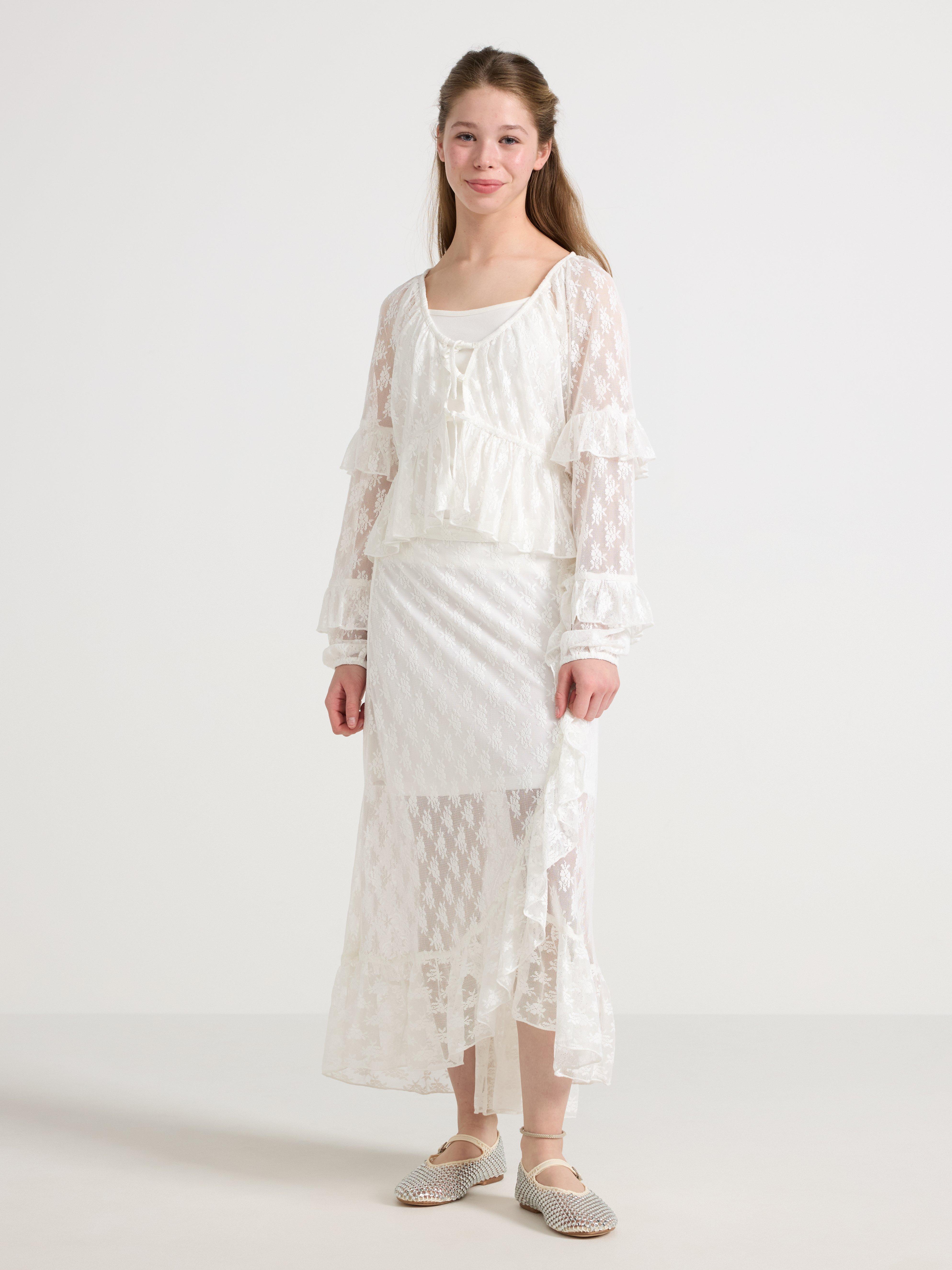 Blusa de renda com babados, cor off-white.