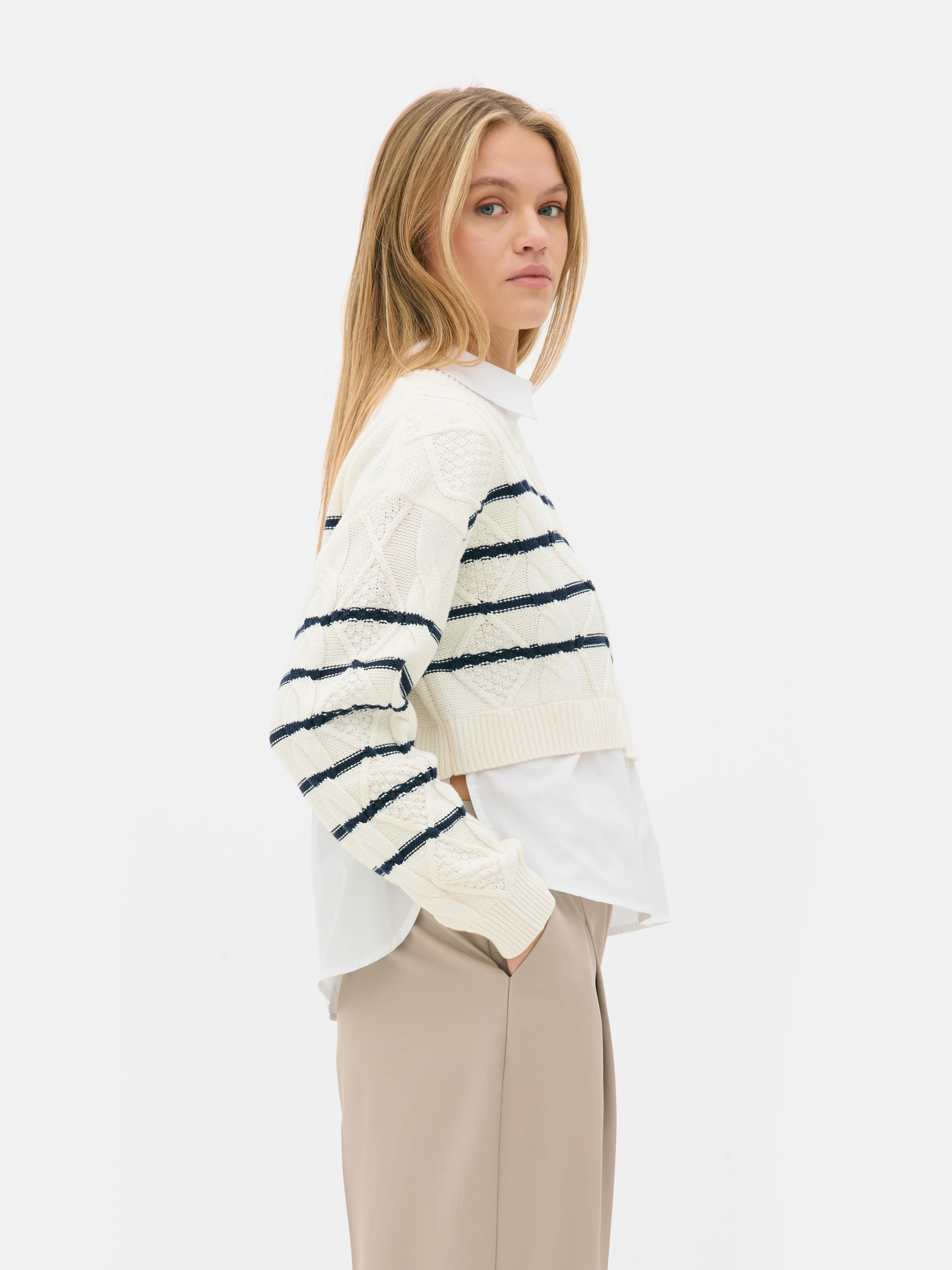 Maglione corto con camicia Un maglione a trecce lavorato a maglia 2 in 1 con camicia