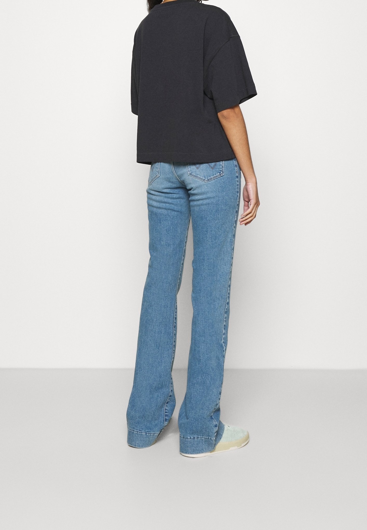 Wrangler flared jeans - lichtblauwe denim