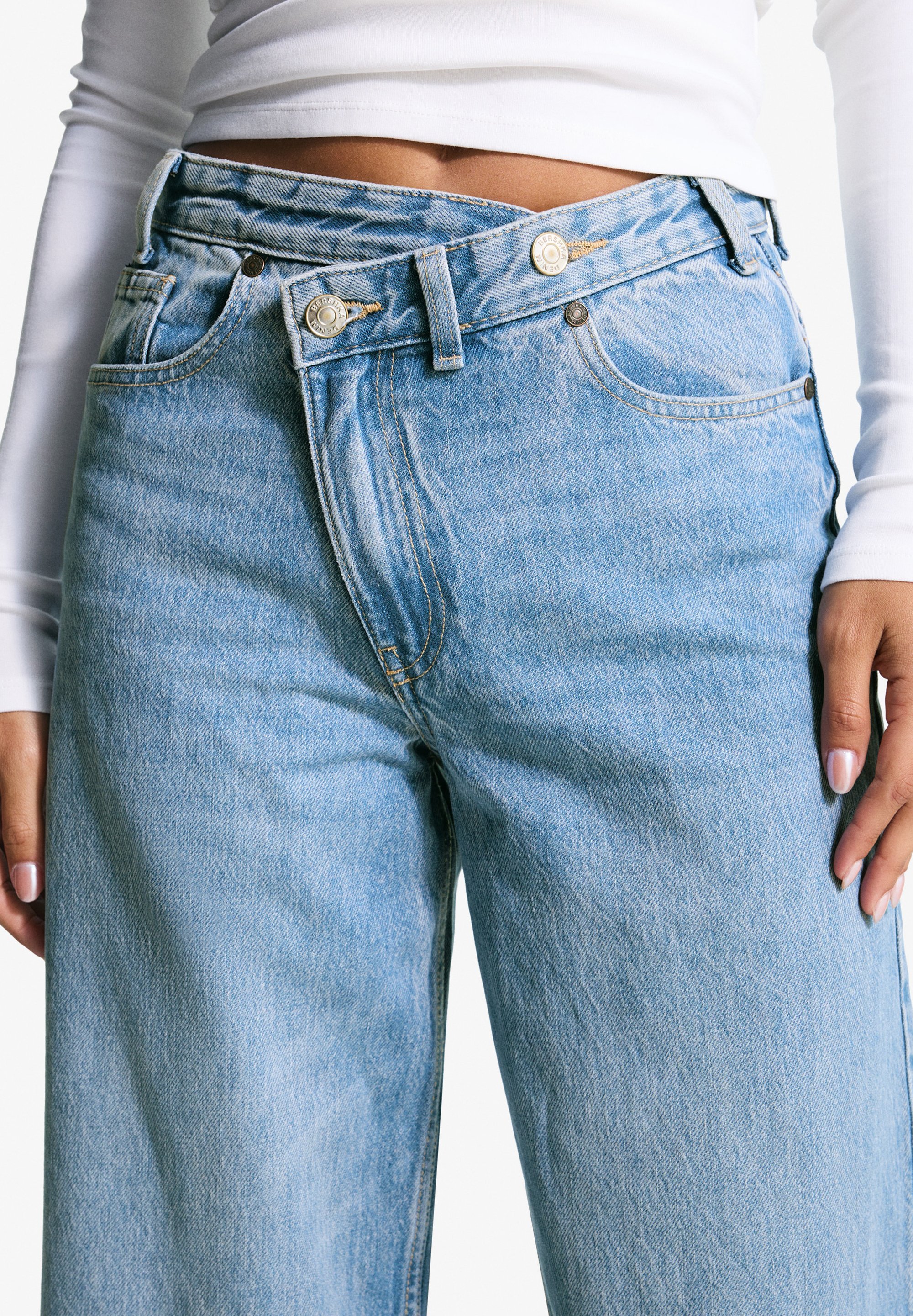 Bershka WIDE - Jeans dalla vestibilità comoda - denim azzurro