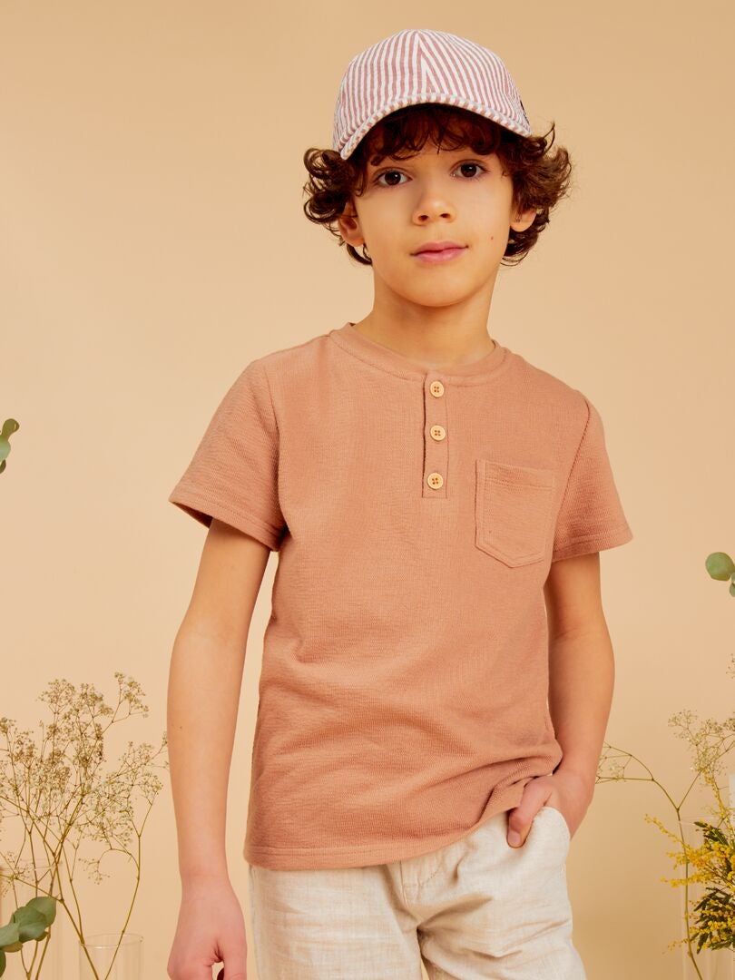 Camiseta de algodão com gola henley - MARROM