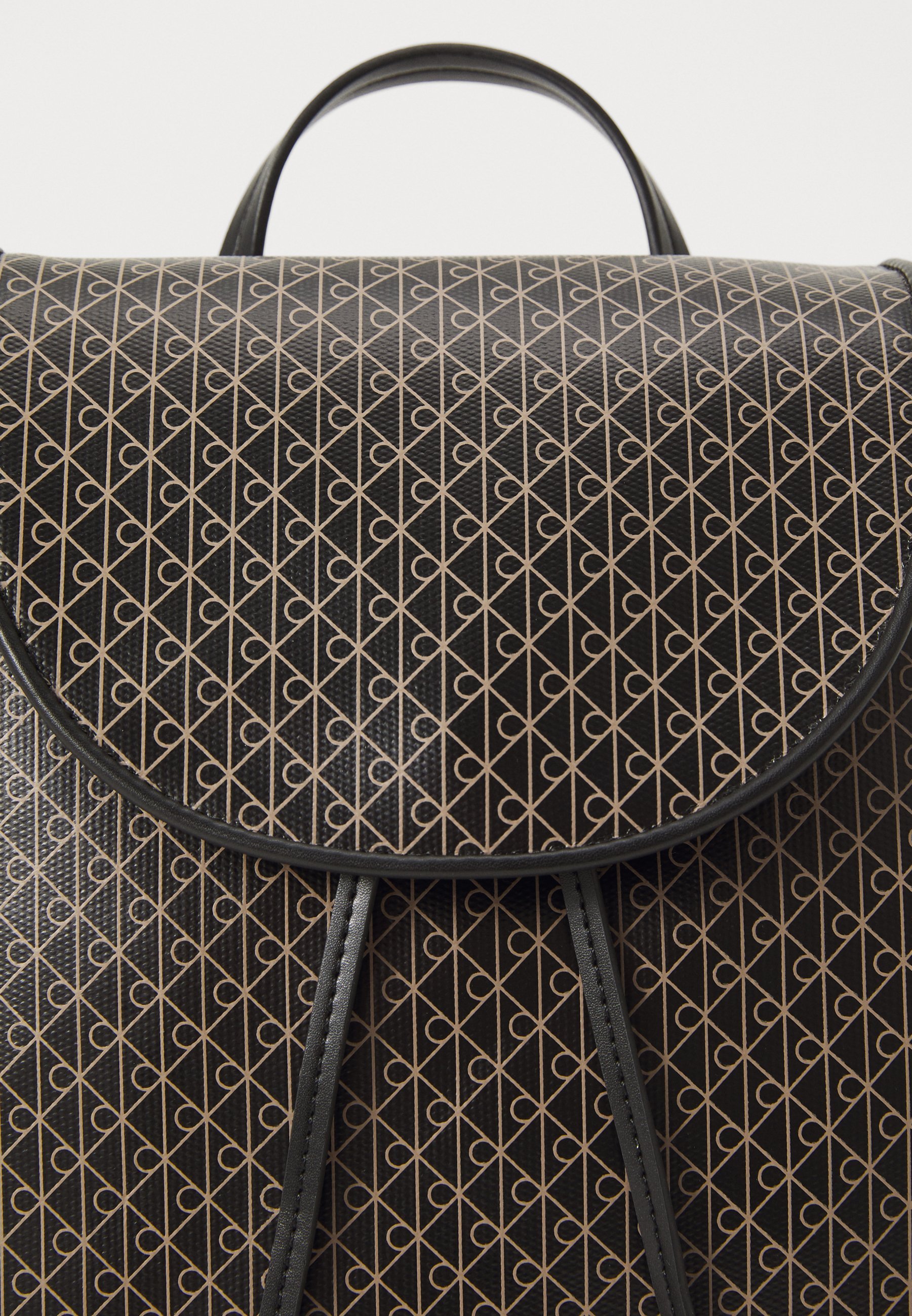 Calvin Klein EMBLEM FLAP BACKPACK - Seljakott - must aop