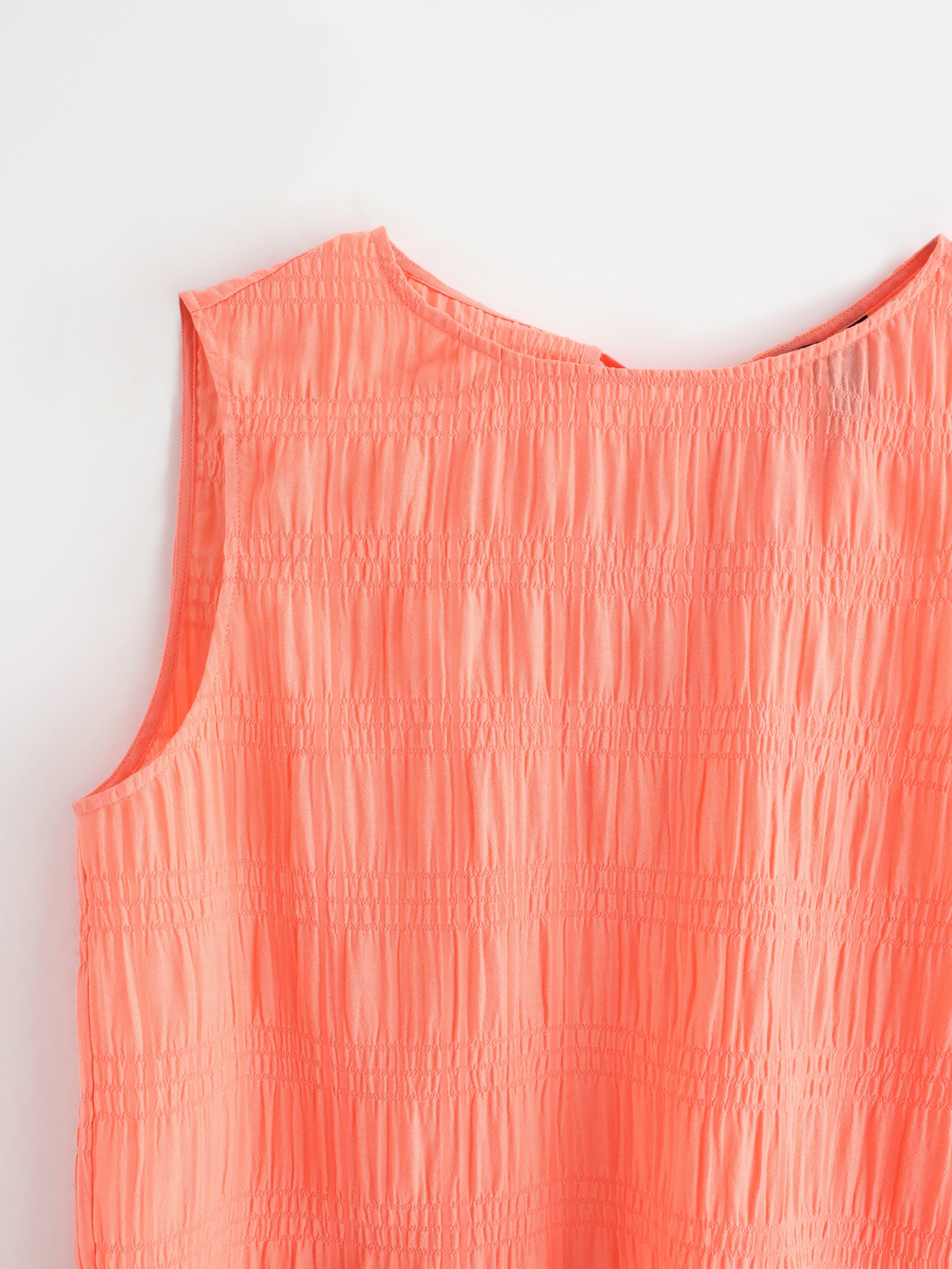 Top sin mangas color coral claro