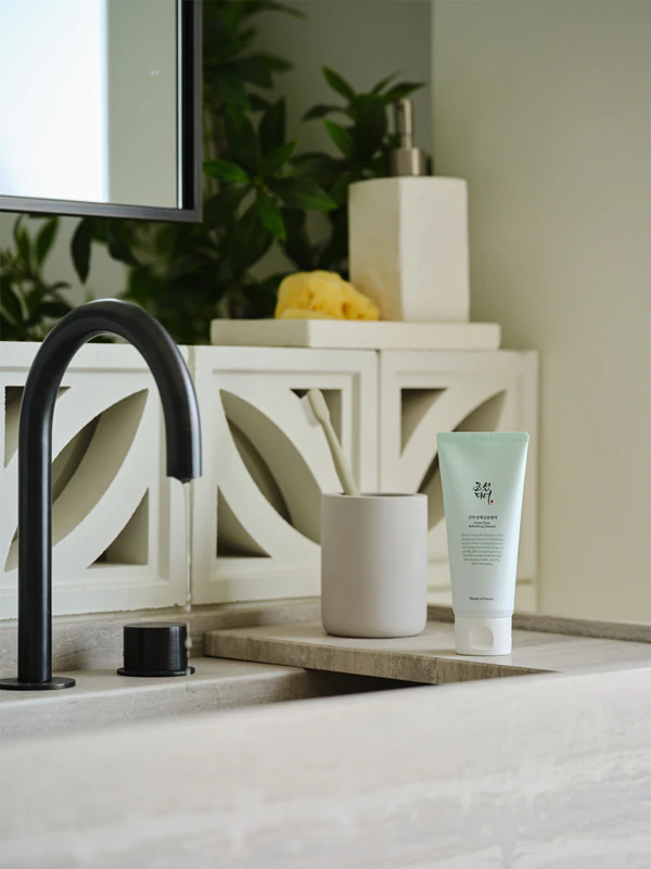 Beauty of Joseon Green Plum Refreshing Cleanser é um creme de limpeza suave com espuma e efeito hidratante.