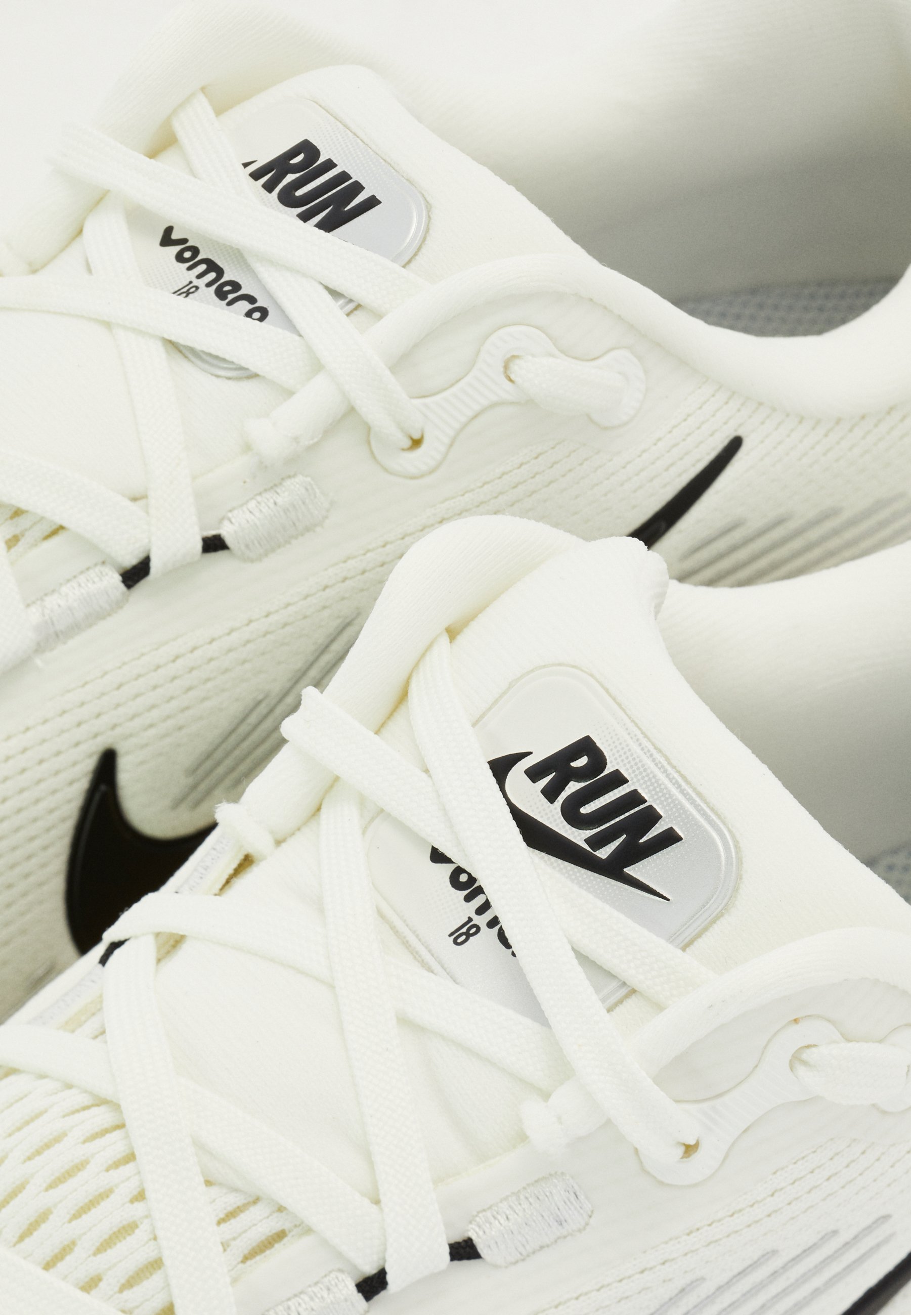 Nike Performance VOMERO 18 - Hardloopschoenen voor op de weg - Summit wit/zwart/kokosmelk