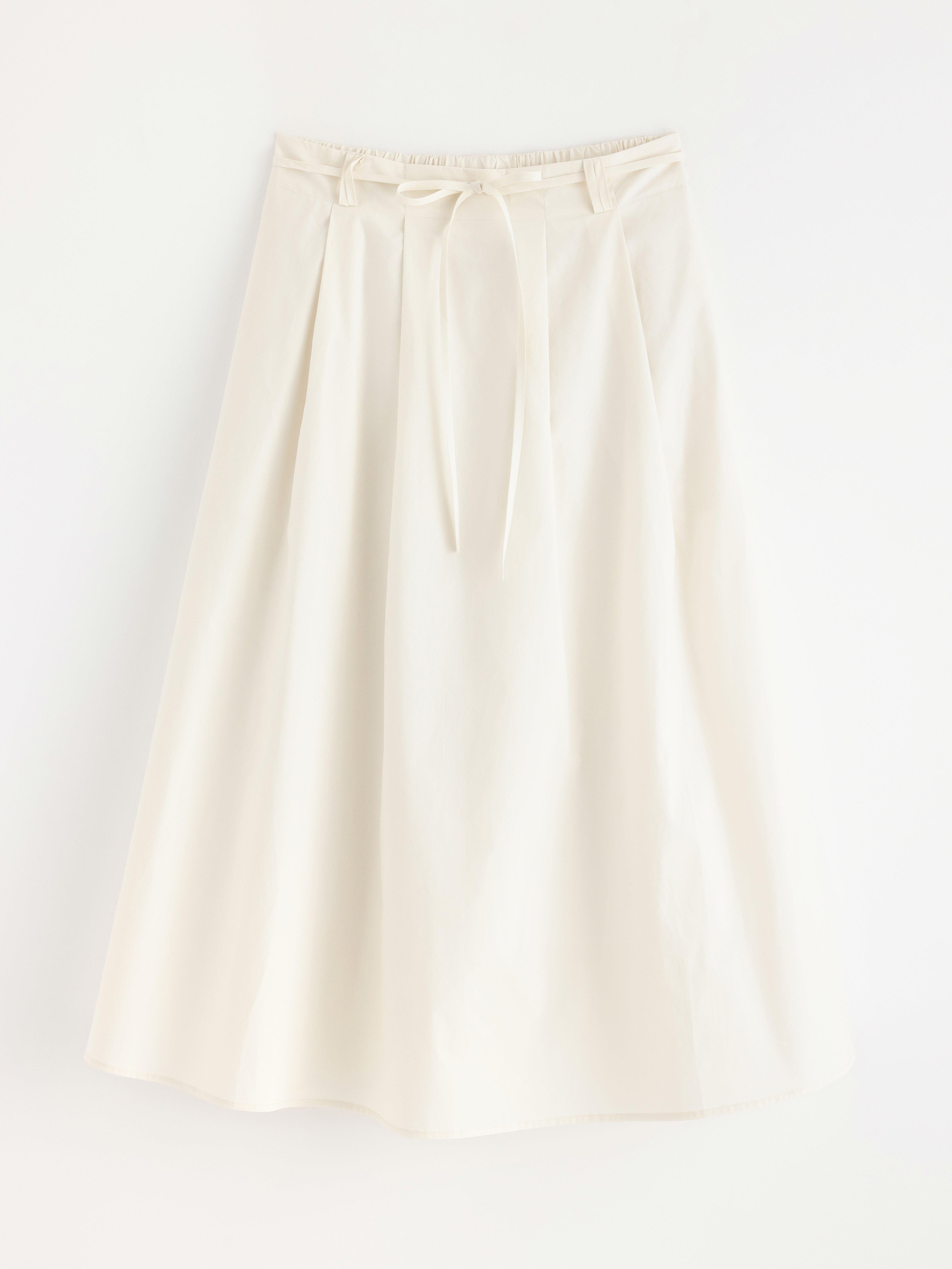 Falda midi plisada, color blanco claro.