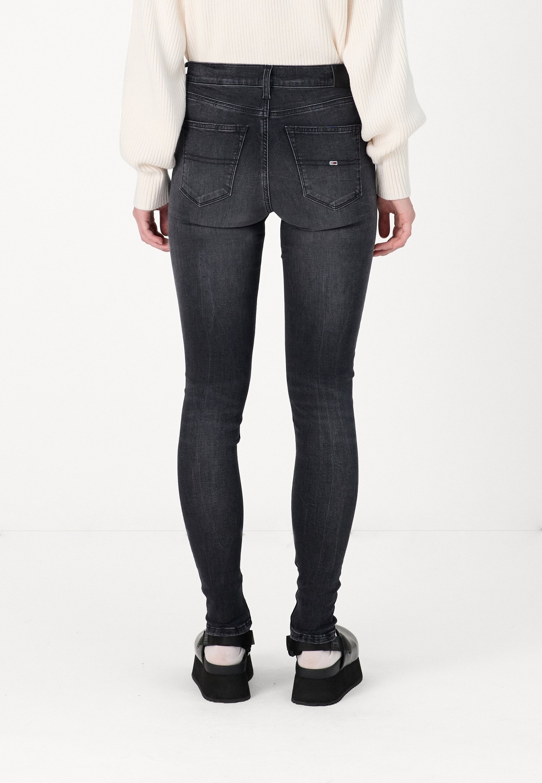Tommy Jeans džinsai su aptemptu kirpimu – juodi džinsai