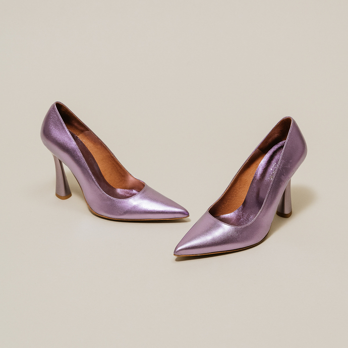 Escarpins à talons hauts et bouts pointus  en cuir métallisé lilas