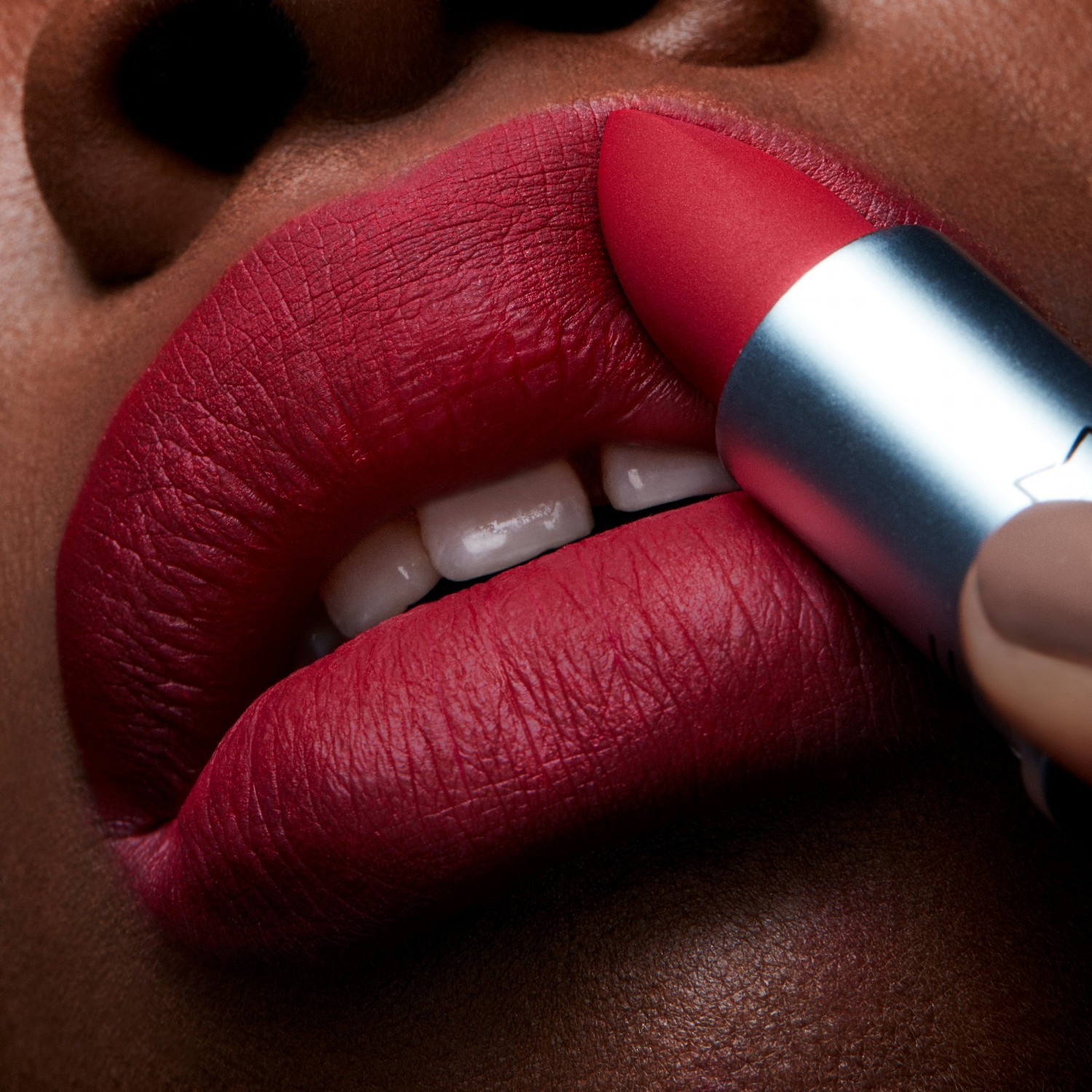 MAC Lippenstick Meet your matte poljub v prahu - 3 g