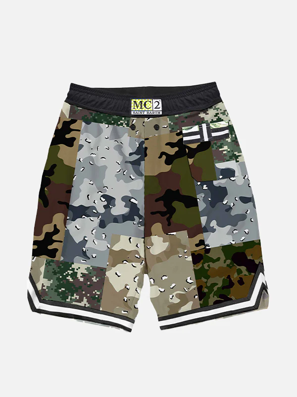 Traje de baño largo para niño con estampado de camuflaje.