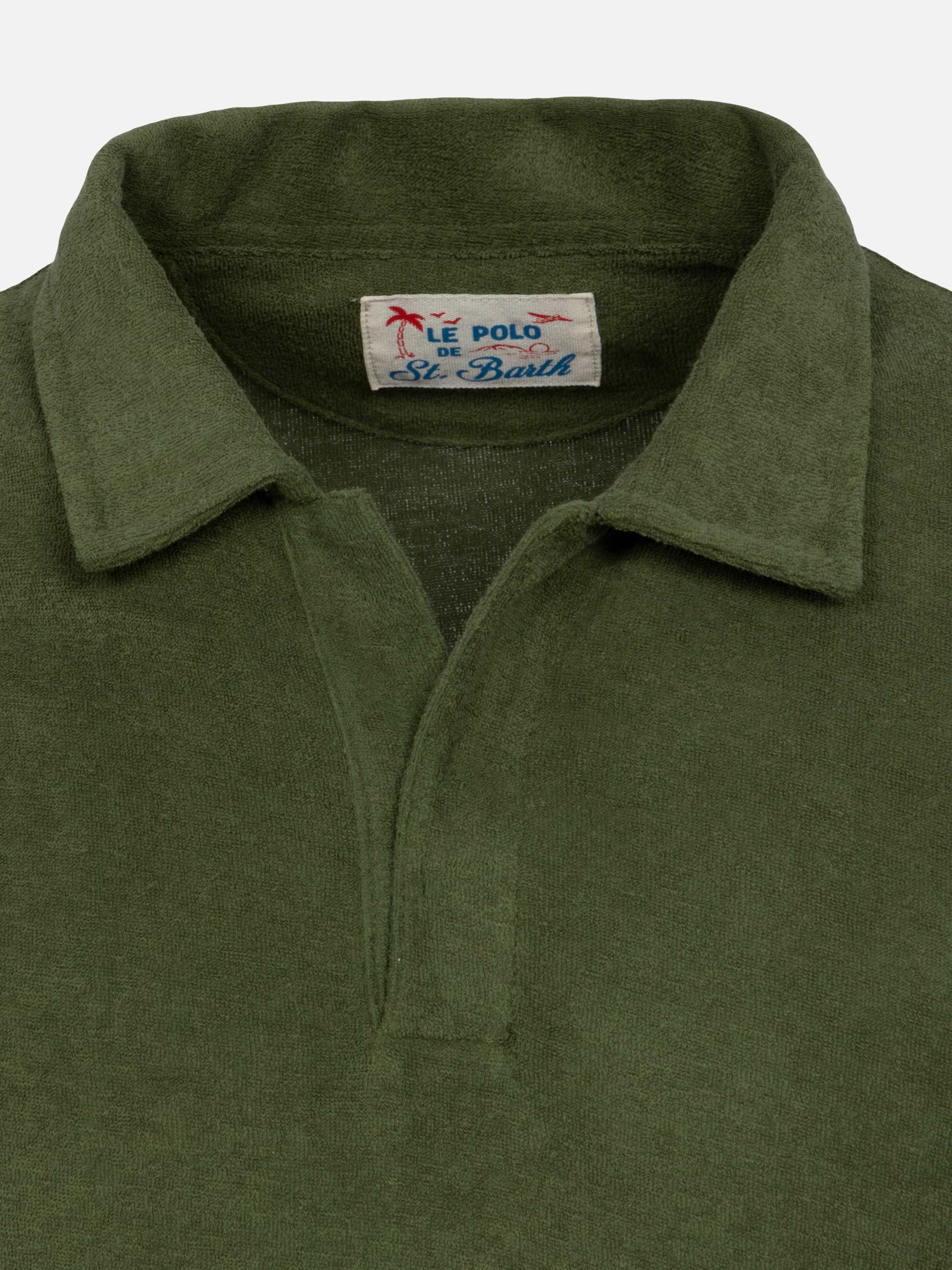 Jeremy Polo in een militairgroene badstofjas