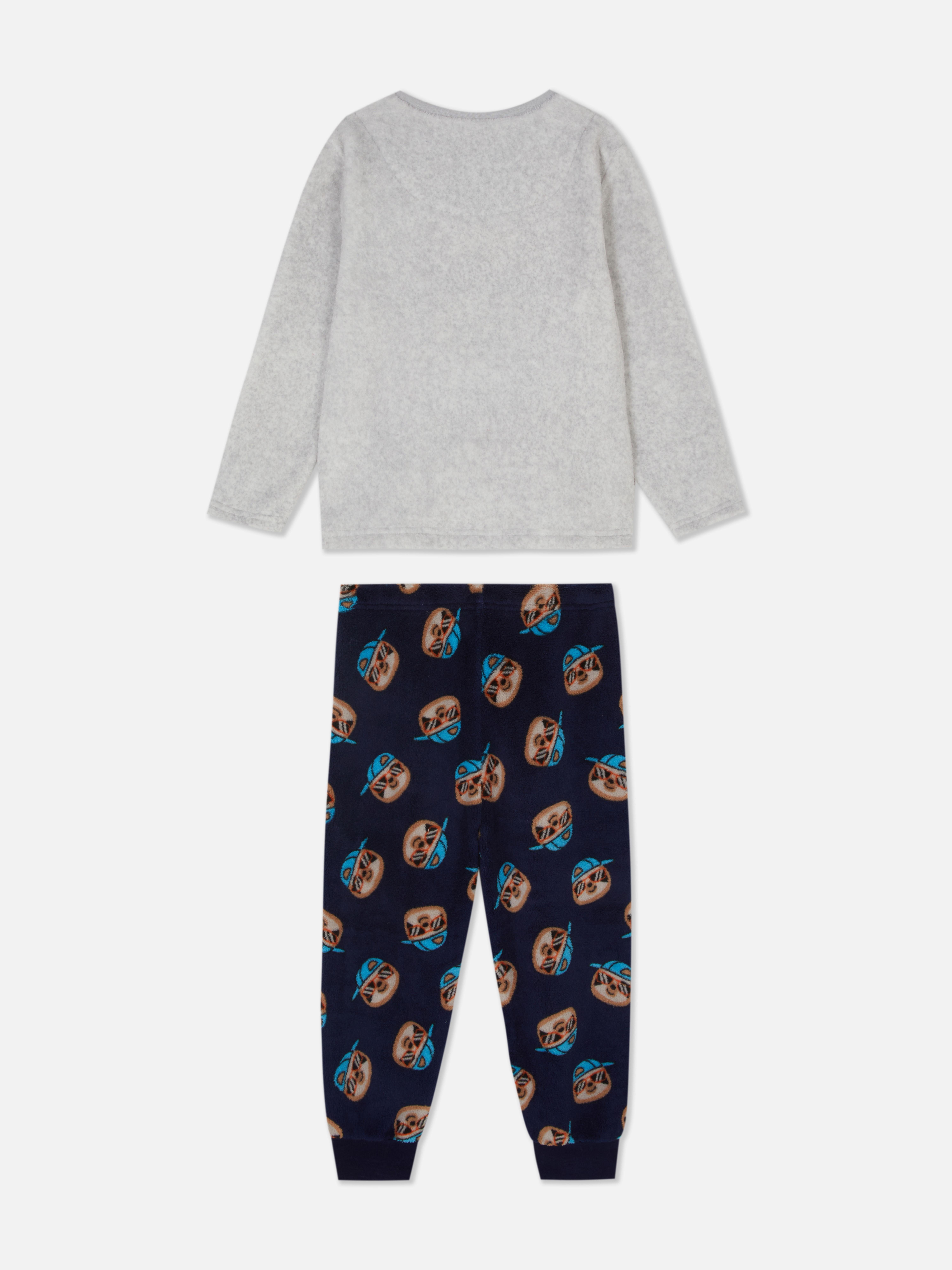 Fleece-Pyjama mit Faultiermotiv. Ein Fleece-Pyjama mit langärmeligem Oberteil mit Applikationen und gemusterter langer Hose.
