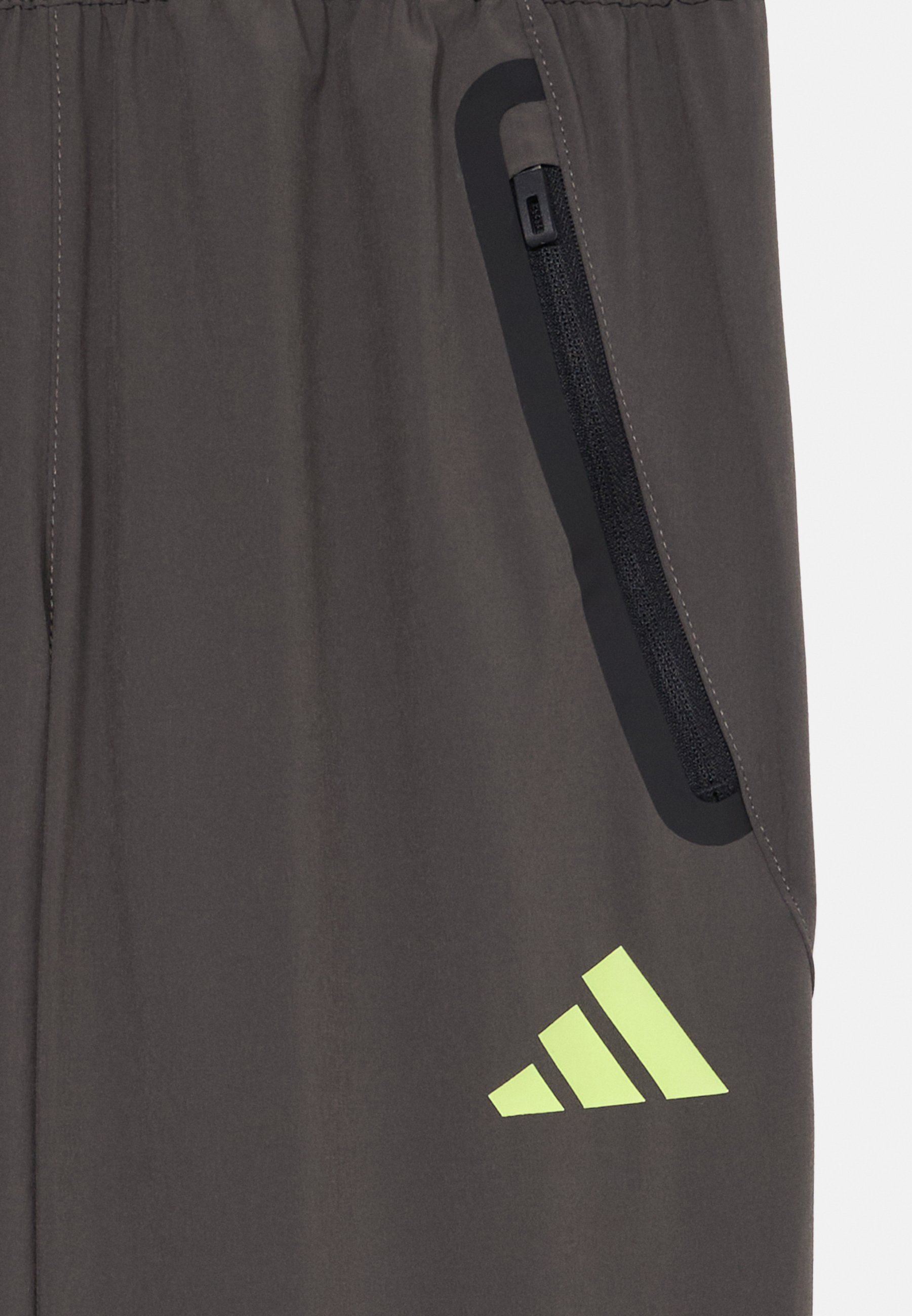 adidas Performance REAL MADRID COMPETITION TRAVEL PANT KIDS UNISEX - Trainingsbroek - utility grijs/semi frozen geel