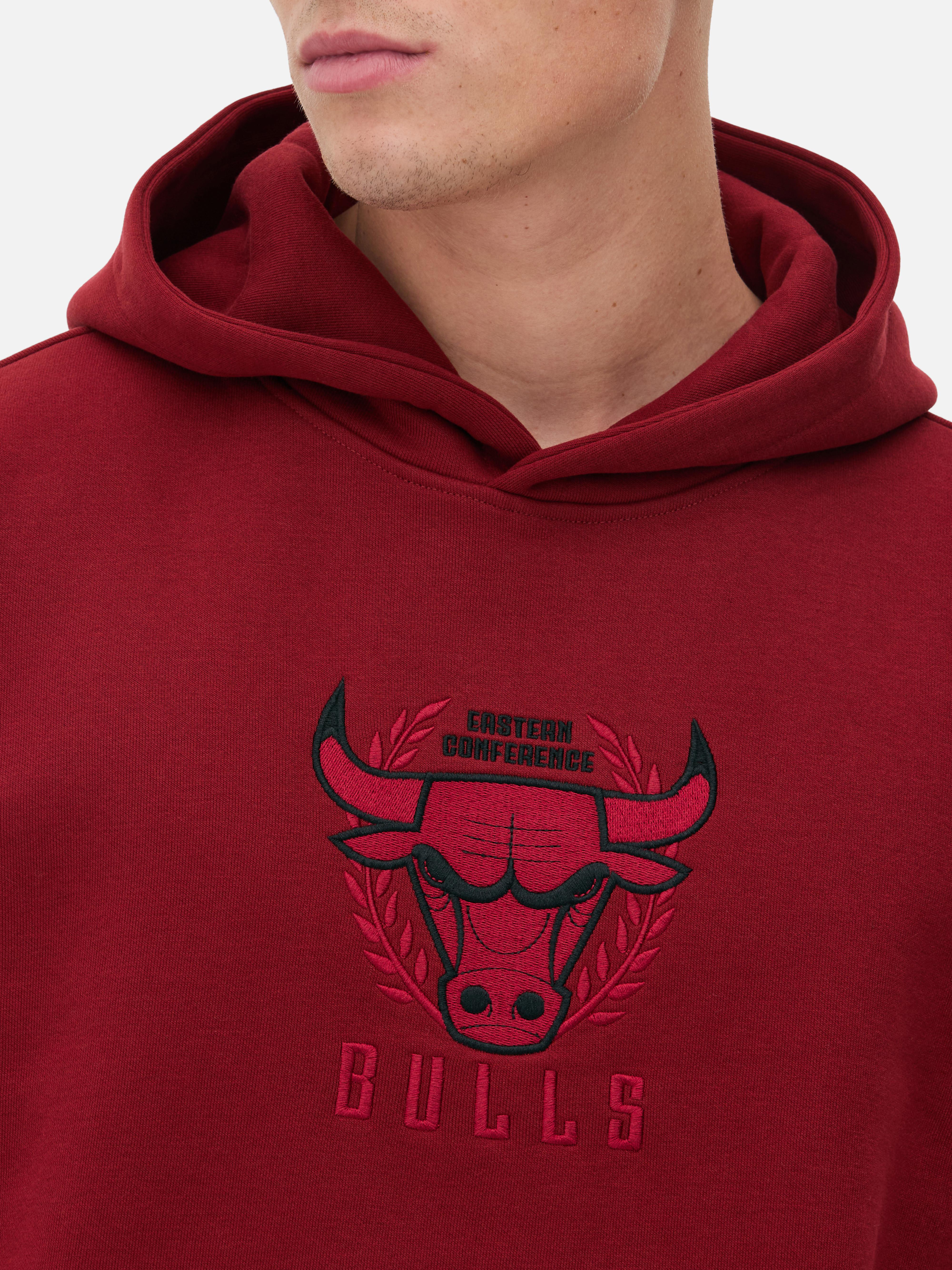 Kapucnis pulóver NBA Chicago Bulls mintával. Szembetűnő kapucnis pulóver praktikus kenguruzsebbel és NBA Chicago Bulls motívummal.