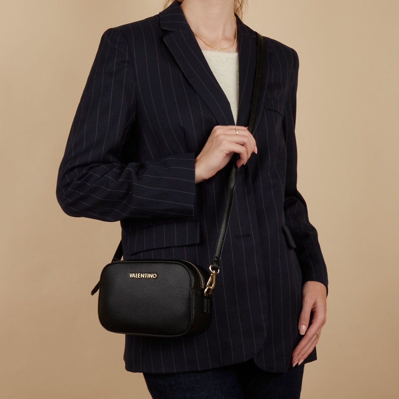 „Valentino Bags“ pečių rankinė „Valentino Bags Special Martu“ moteriška dirbtinės odos rankinė per petį – juoda – 1 vnt.