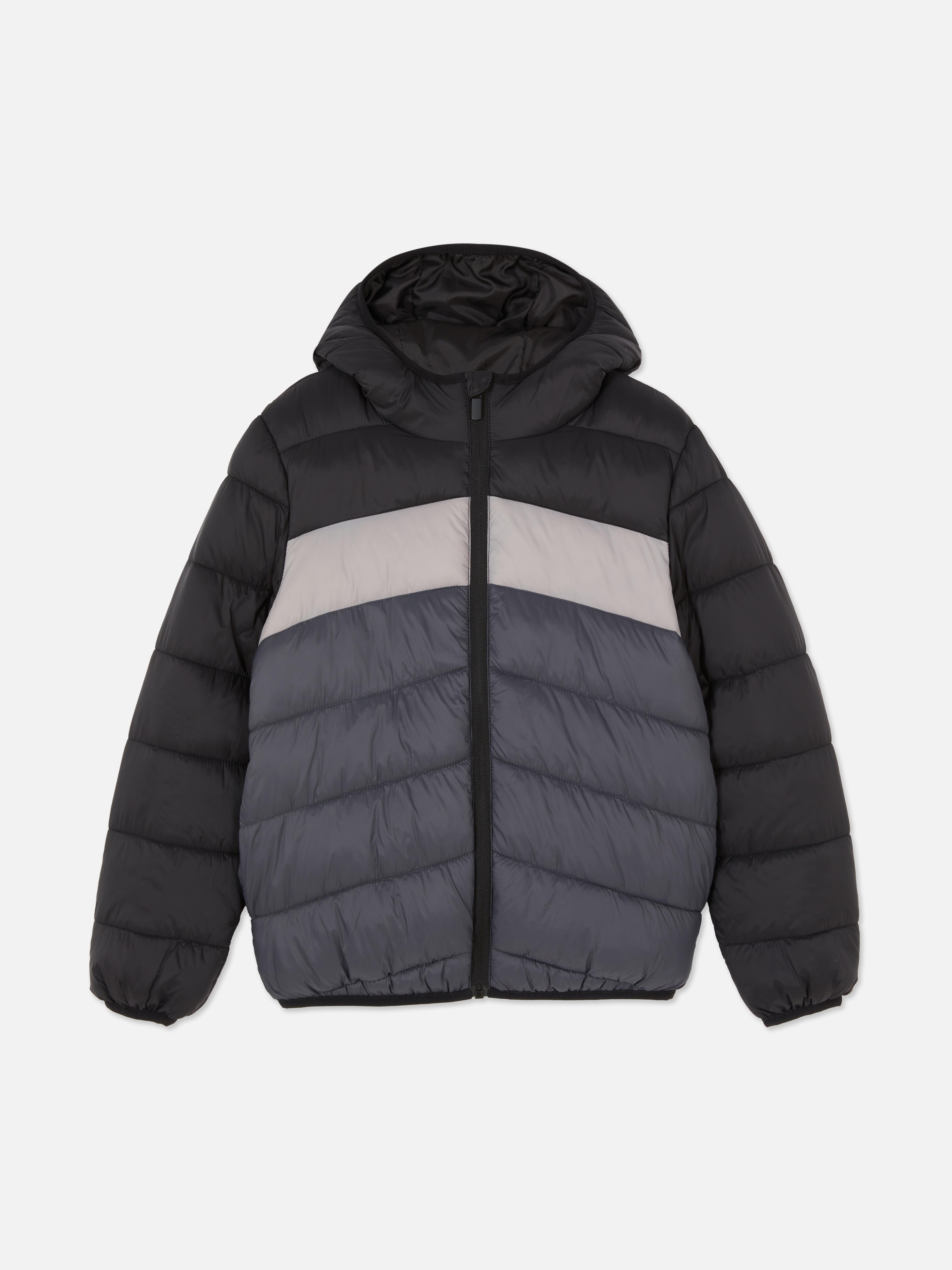 Gefütterte Jacke mit Farbblöcken. Diese Kapuzen-Steppjacke hält Ihr Kind schön warm und sieht dabei auch noch stylisch aus.