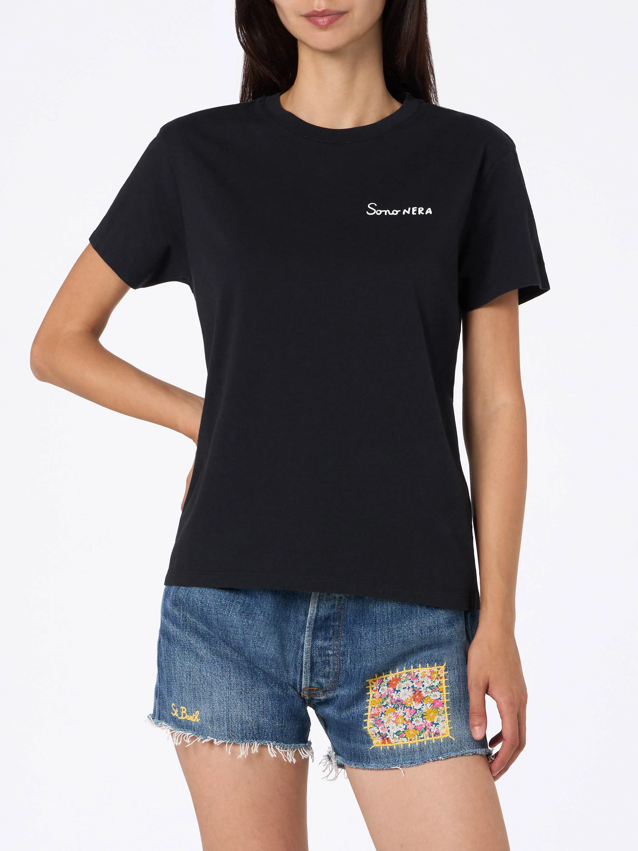 Emilie dames T-shirt met ronde hals, gemaakt van zwarte katoenen jersey, met borduurwerk.