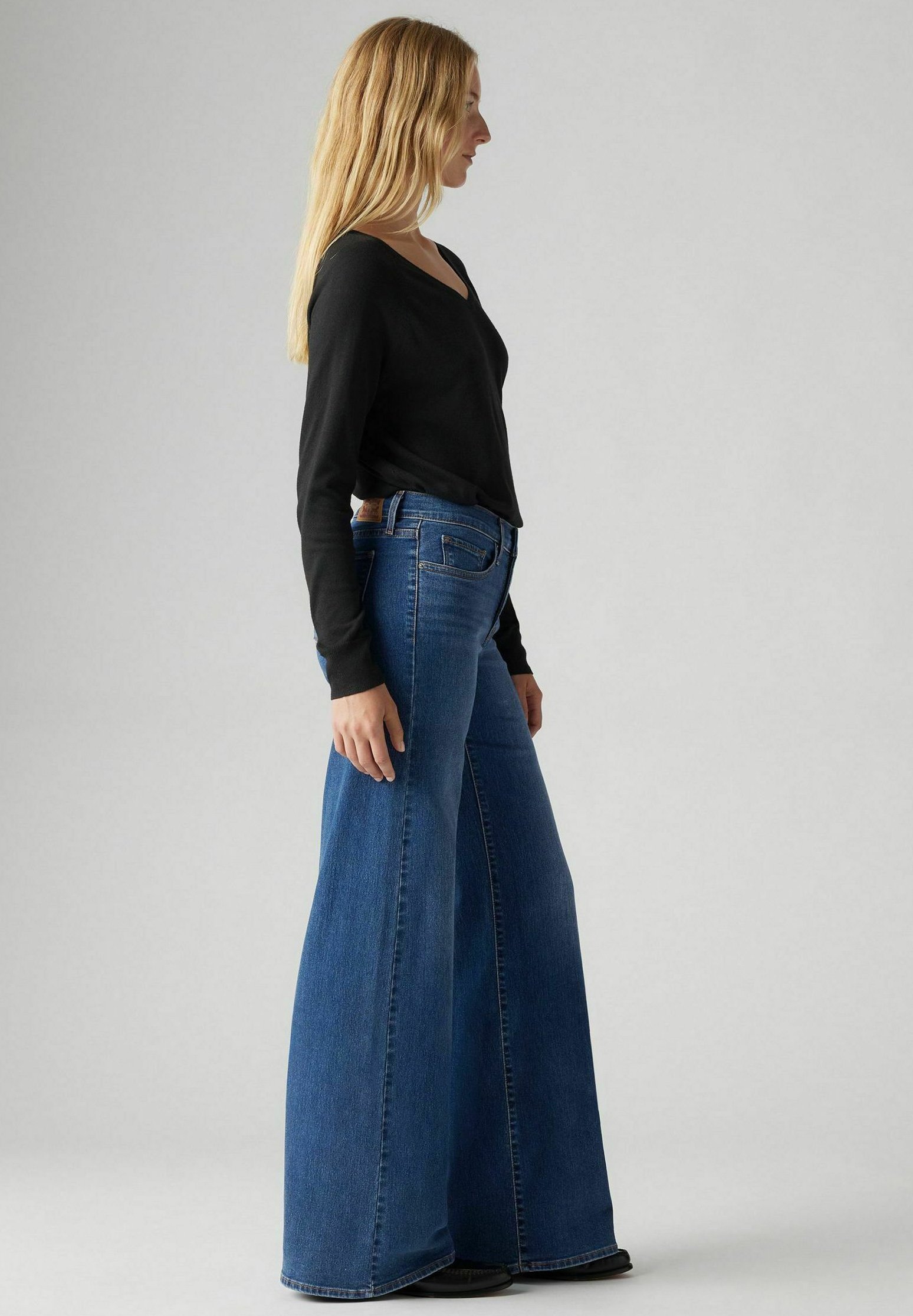 Levi's® 318™ SHAPING WIDE LEG - Uitlopende jeans - groot glas water
