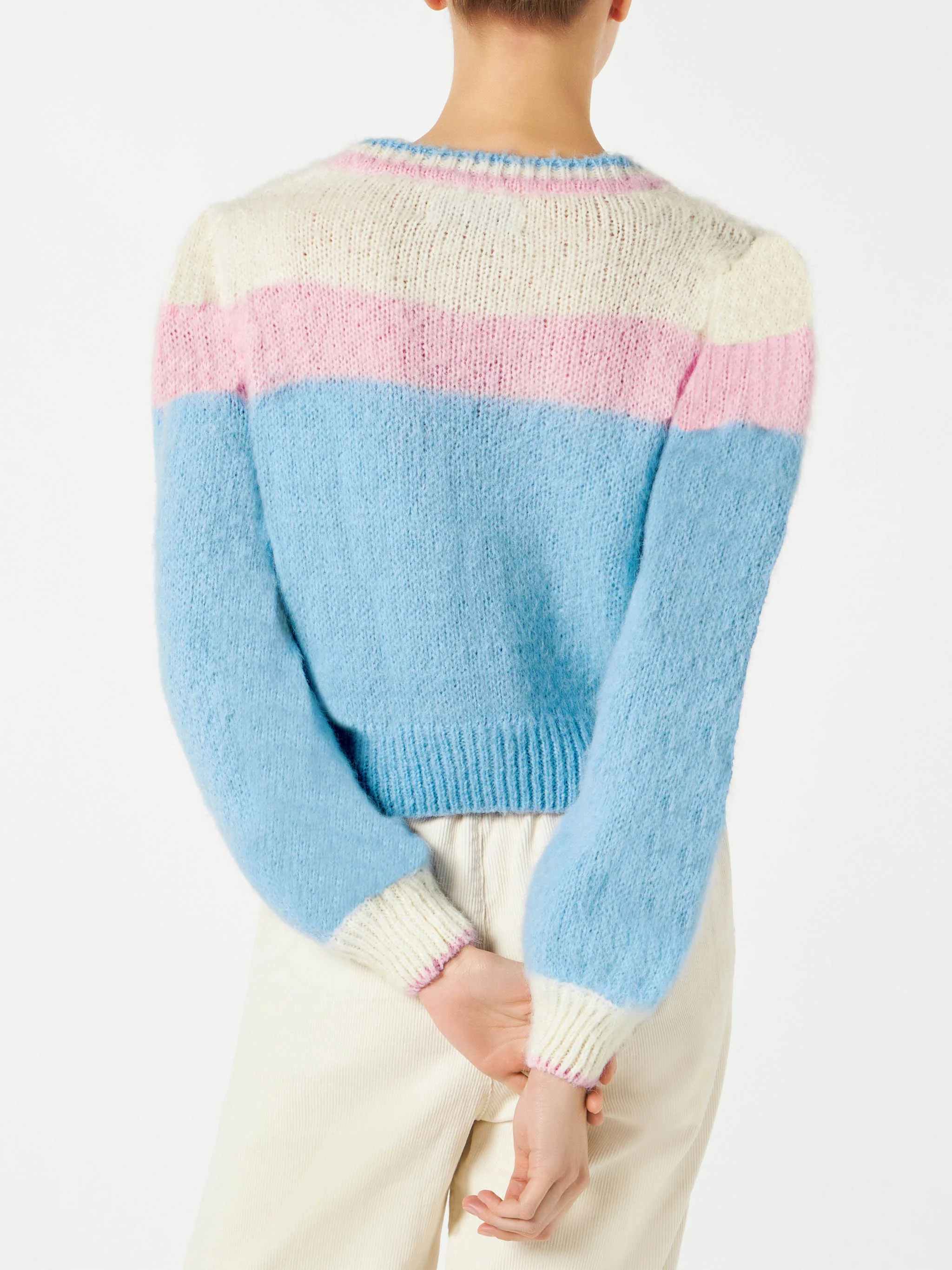 Kurzer Cardigan aus angerautem Strick mit Puffärmeln