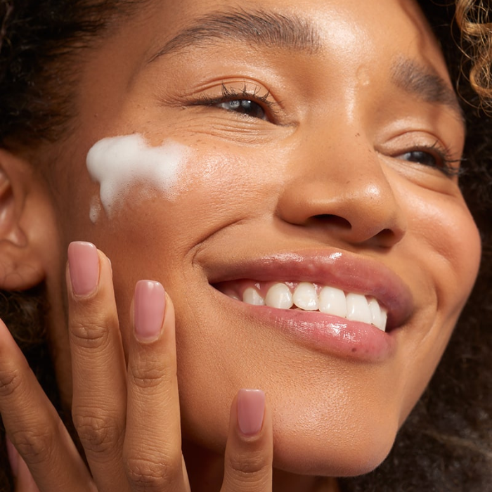 Schiuma detergente viso idratante alla rosa Cocosolis