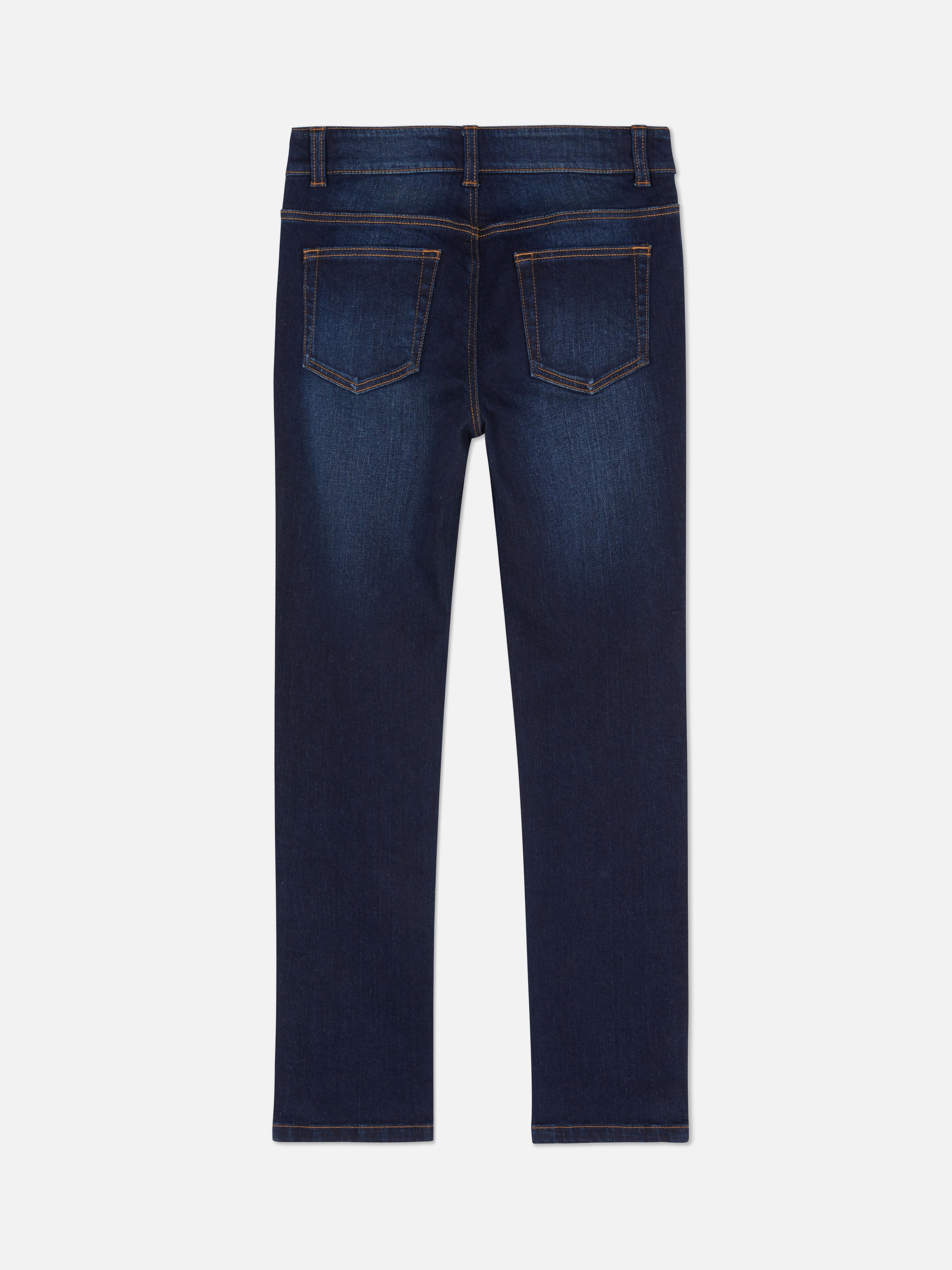Schmal geschnittene Jeans für Jungen. Diese schmal geschnittenen Jeans mit Gürtelschlaufen und Knöpfen verleihen ihrer Jeanskollektion das gewisse Extra.