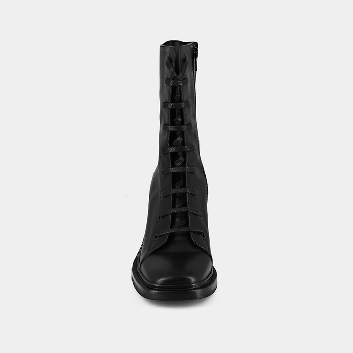 Bottines à talons et lacets  en cuir noir