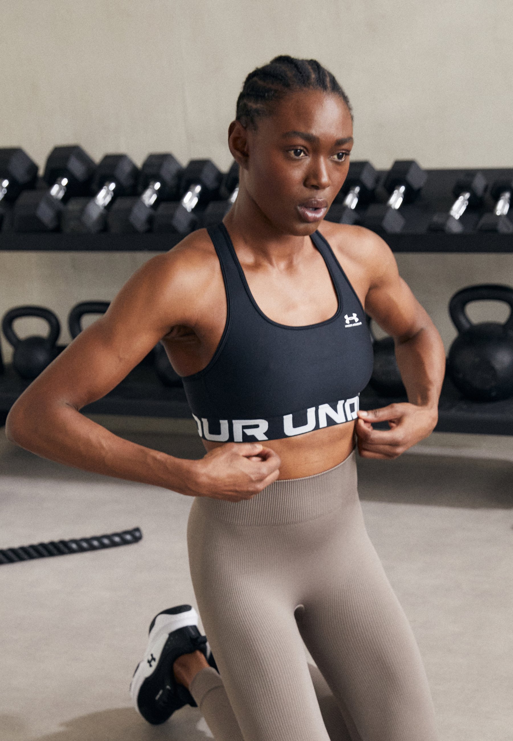 Under Armour MID BRANDED - Sportbeha met gemiddelde ondersteuning - zwart/wit