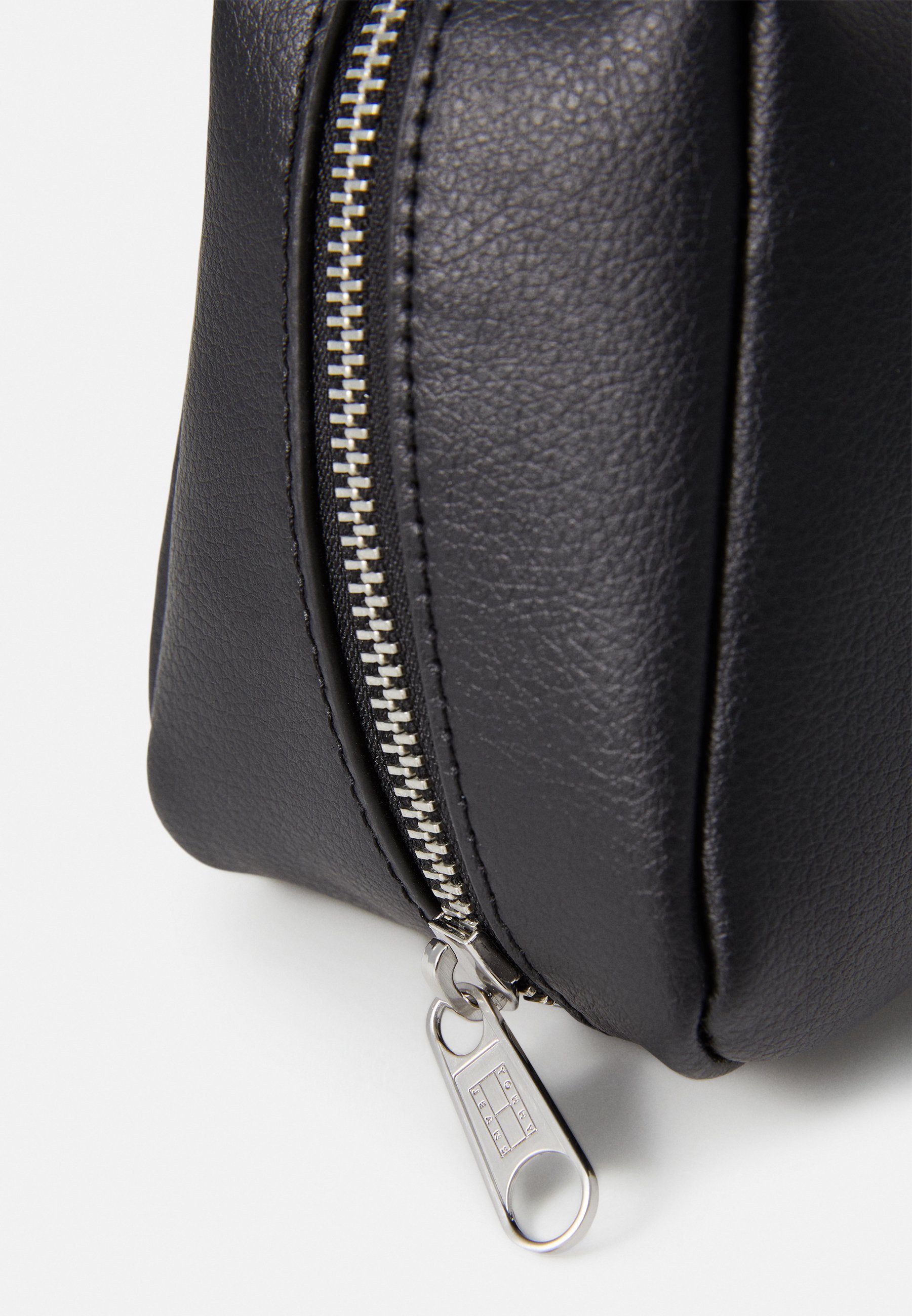 Tommy Jeans LINEAR LOGO WASHBAG - Toalettveske - black